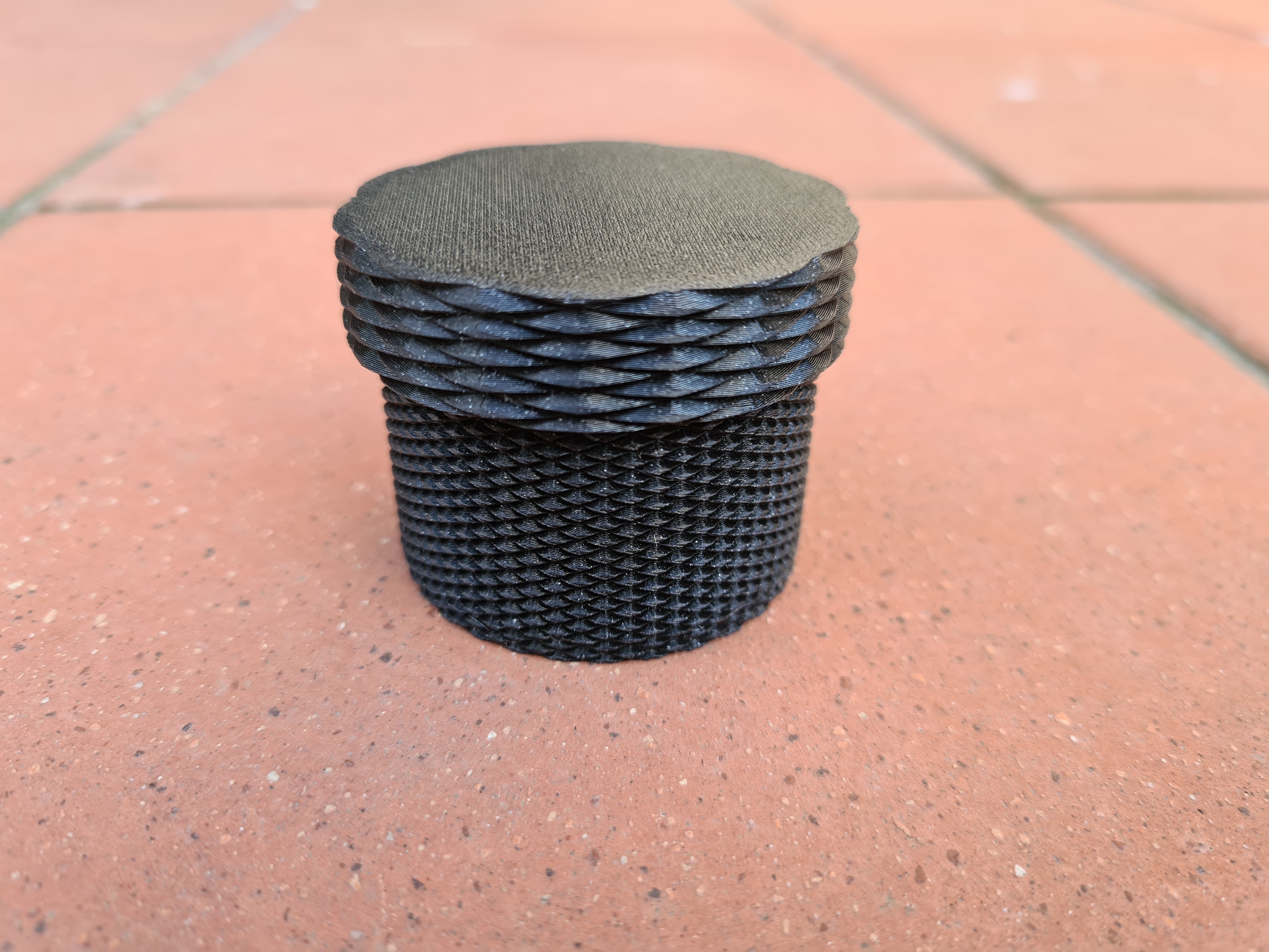 Round screwable container
