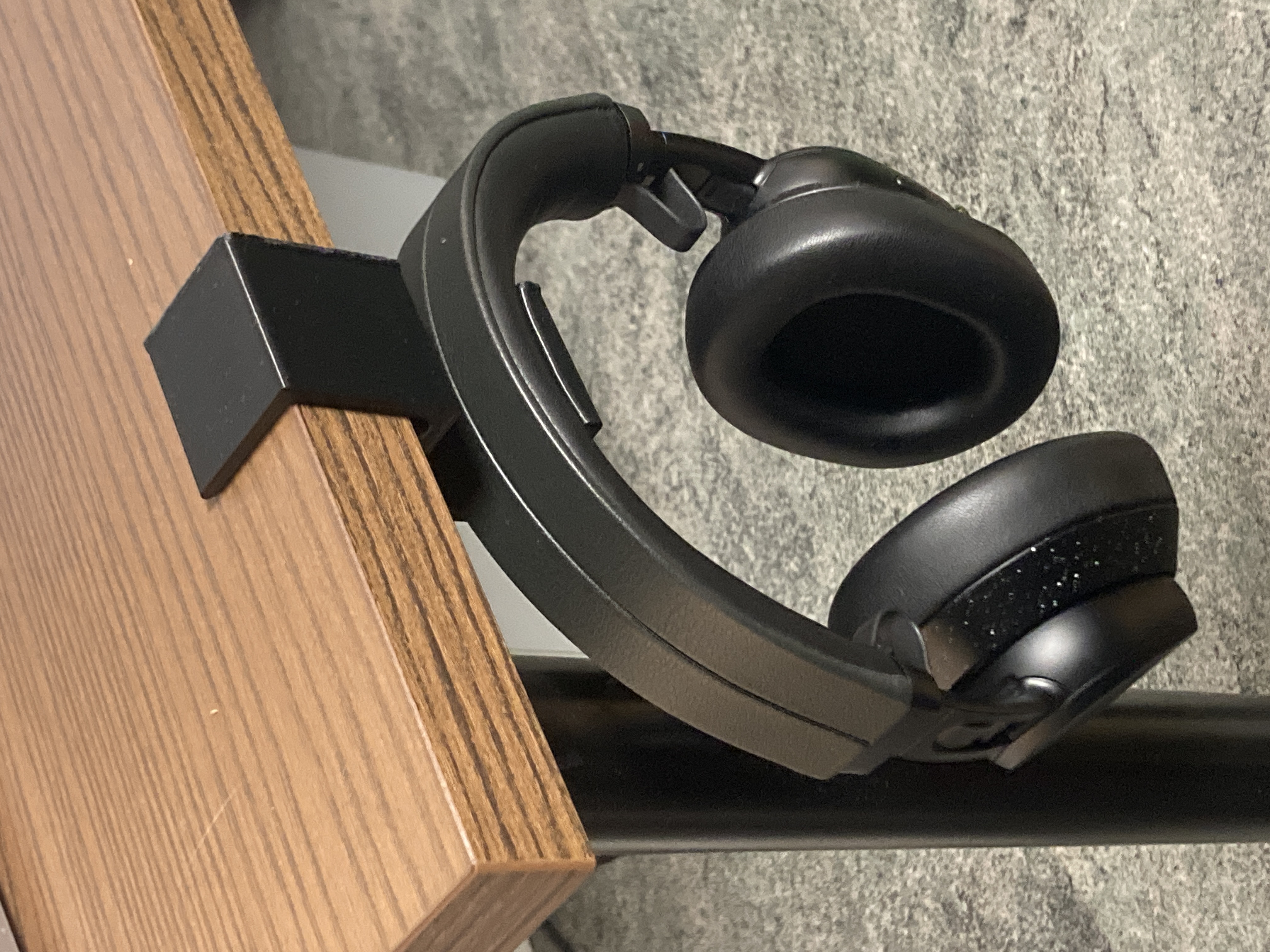 Parametric headphone holder clamp