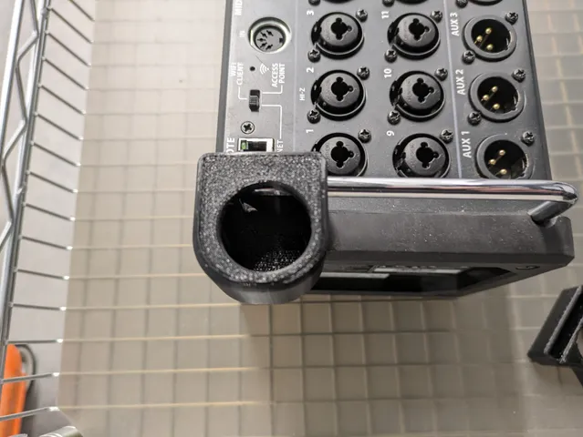 Behringer X-Air XR18 - Handle to Pipe adapter