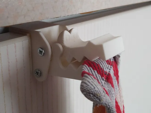 Self releasing croco towel clamp hook