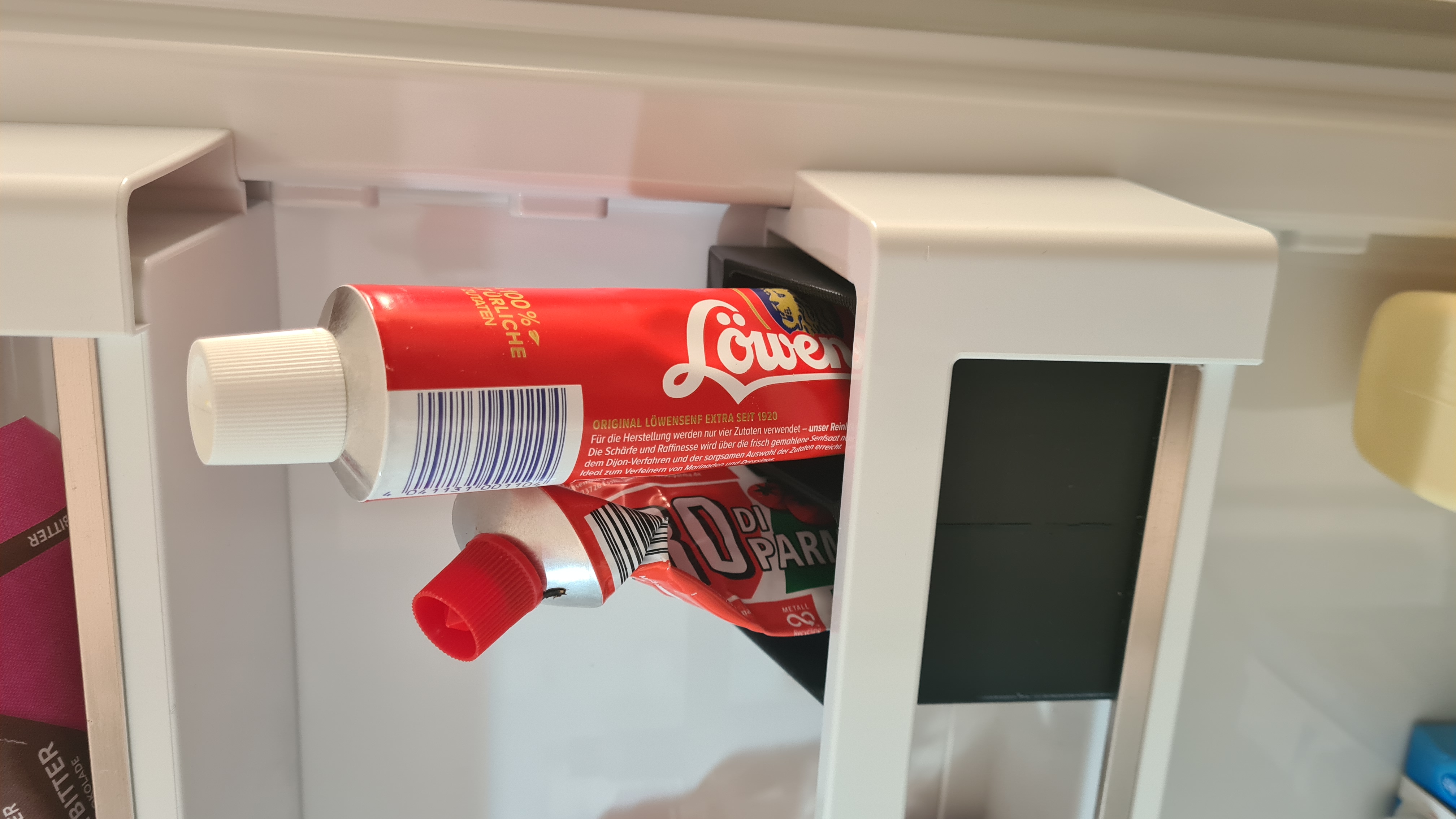 Tube holder for in the fridge
