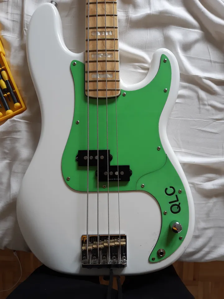 KAISH Cuadrícula Negrablanca De 13 Agujeros P Estilo Bajo Pickguard PB Scratch Plate Bass Pickguard Para Usamexico Precision P Bass