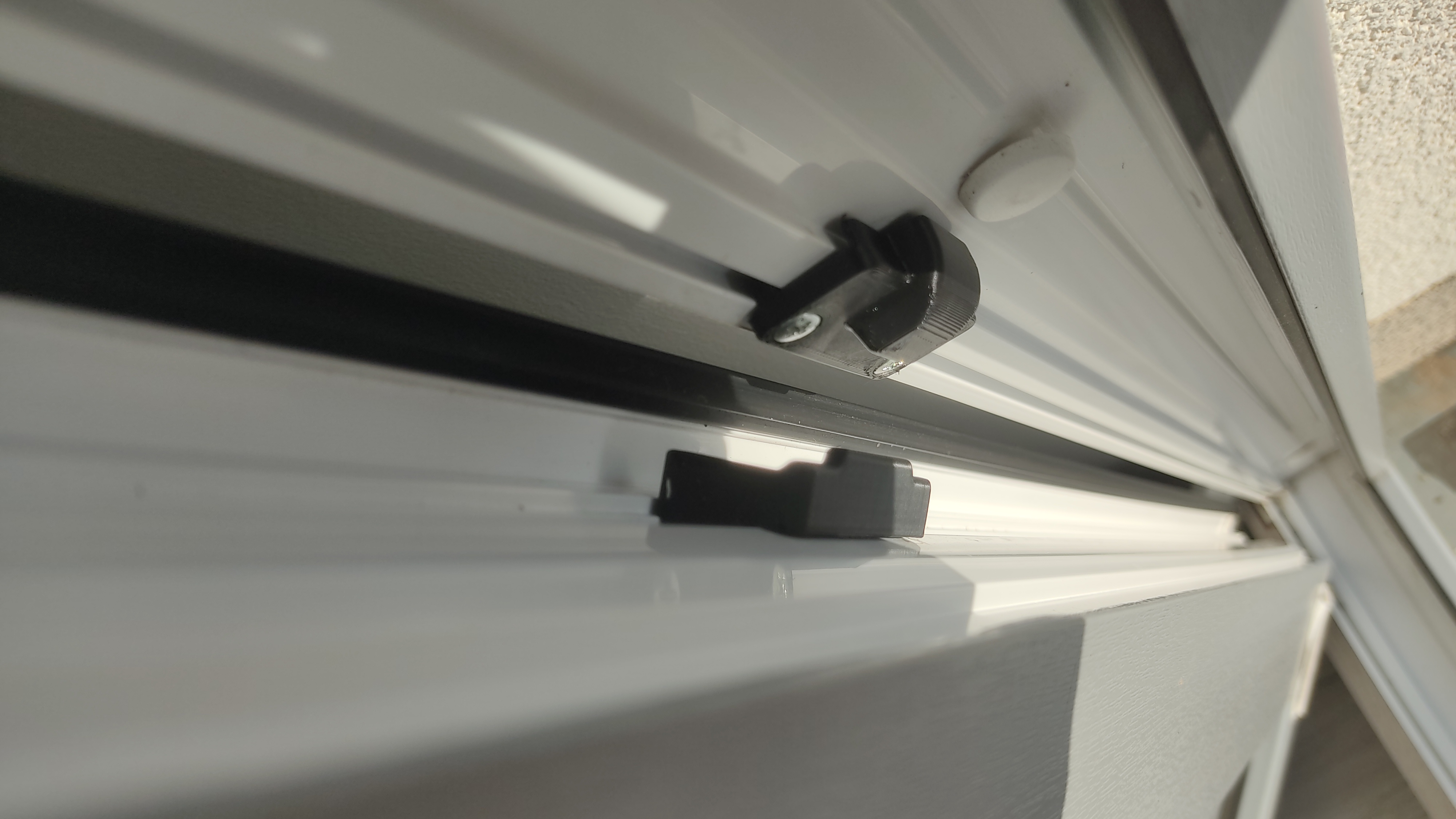 Hinge Compression Device (Side Hung Windows) / Skrytý přítlačný pant