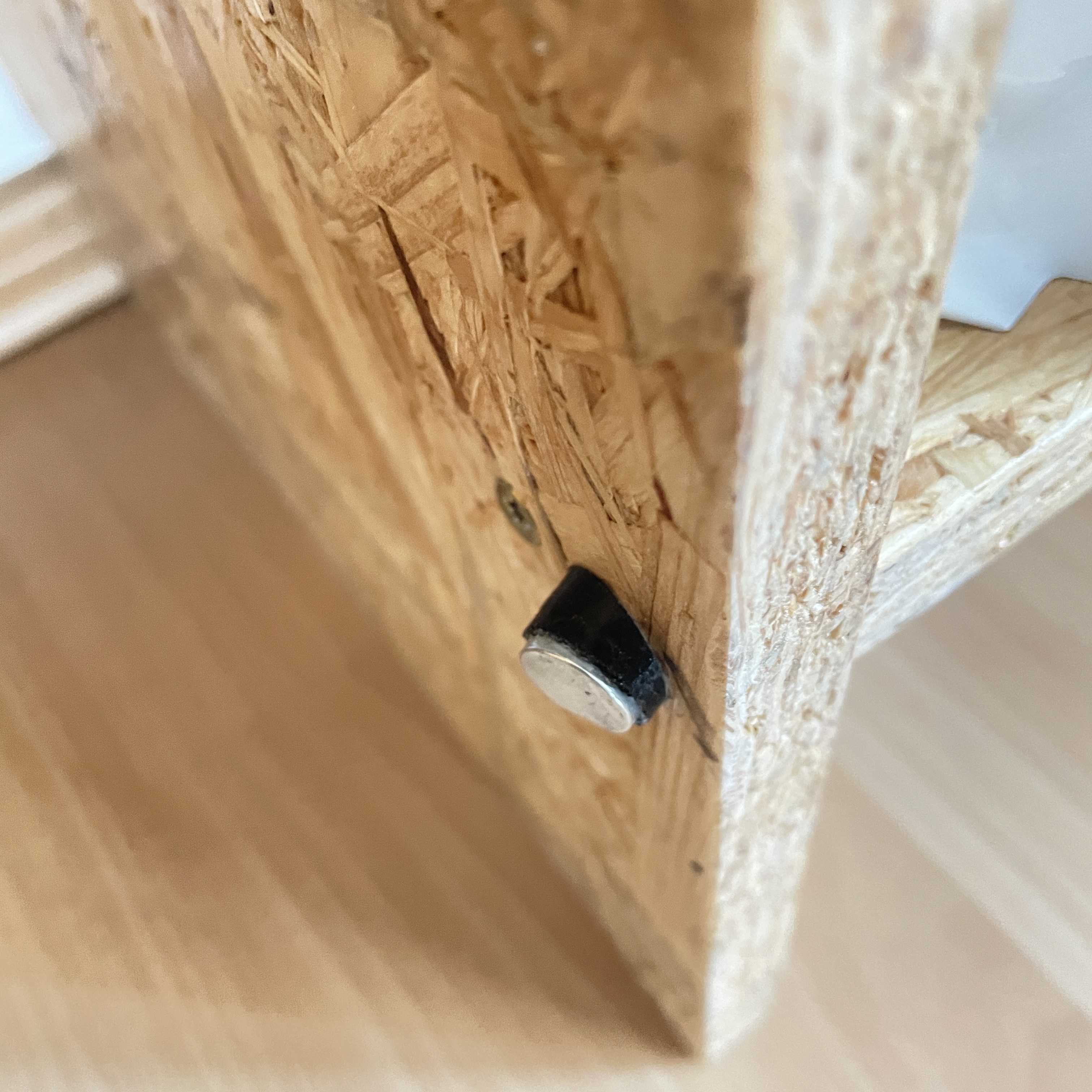 Magnetic doorstop with angle