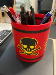 Pen Holder Skull & Crossbones MMU