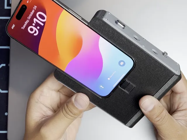 iPhone 15 Pro Hub Case with Grip