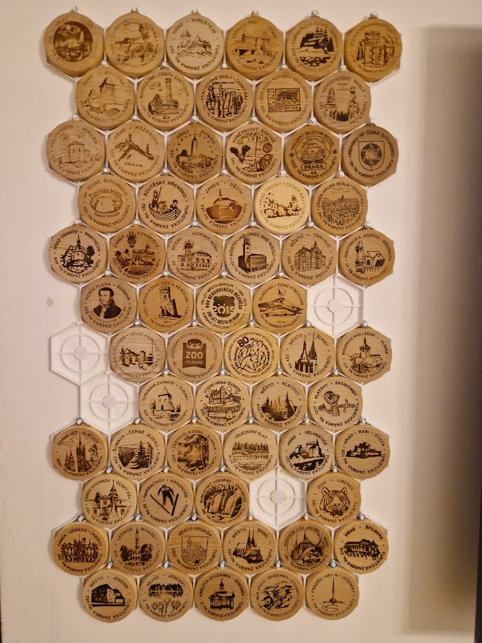 Hex Wall board for wooden tourist badges (Hexa Nástěnka na turistické známky)