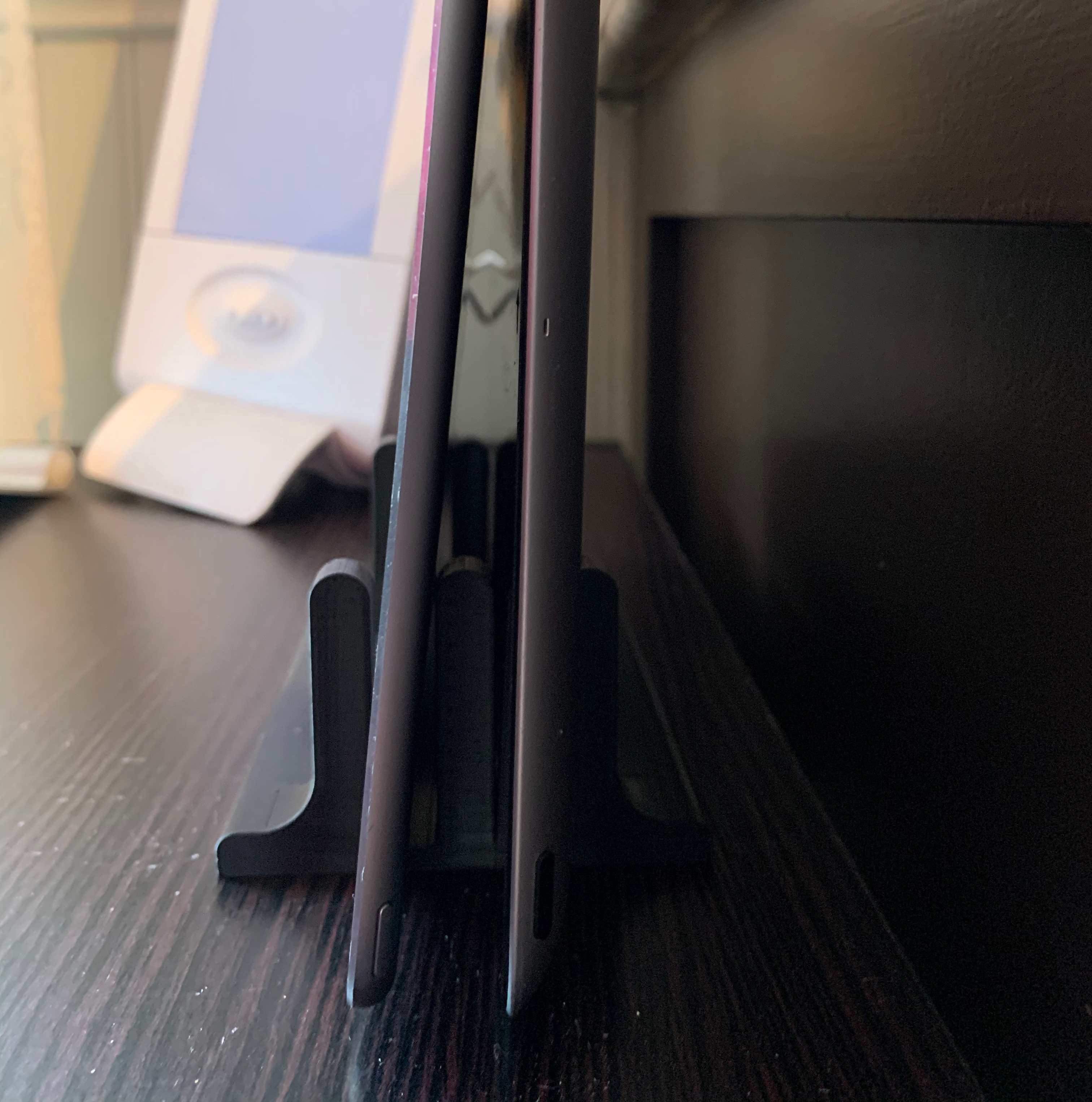 Miniatura 2 do modelo 3D Double Vertical Tablet Stand / Charging Dock