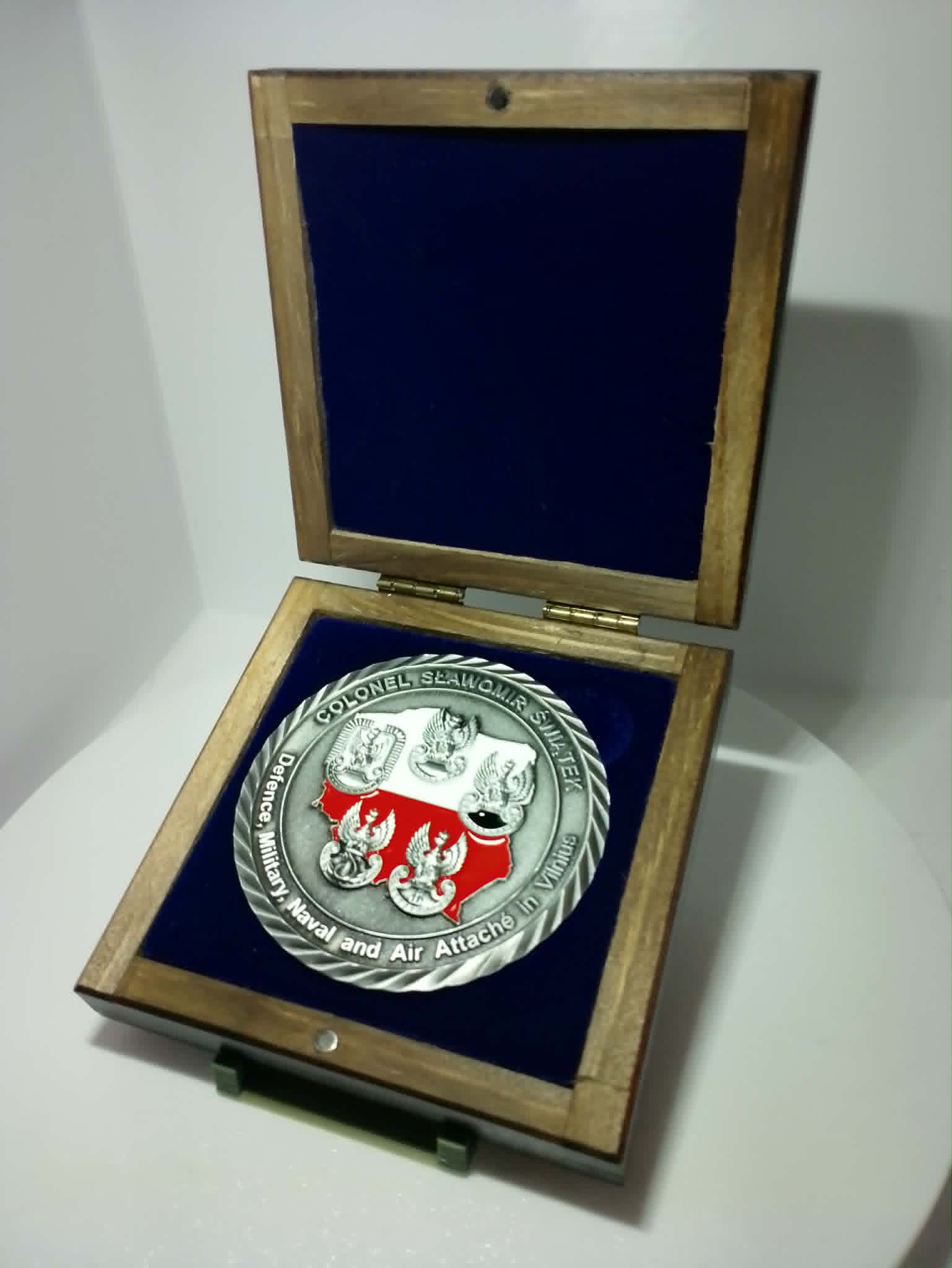 Challenge coin/medal box angled stand