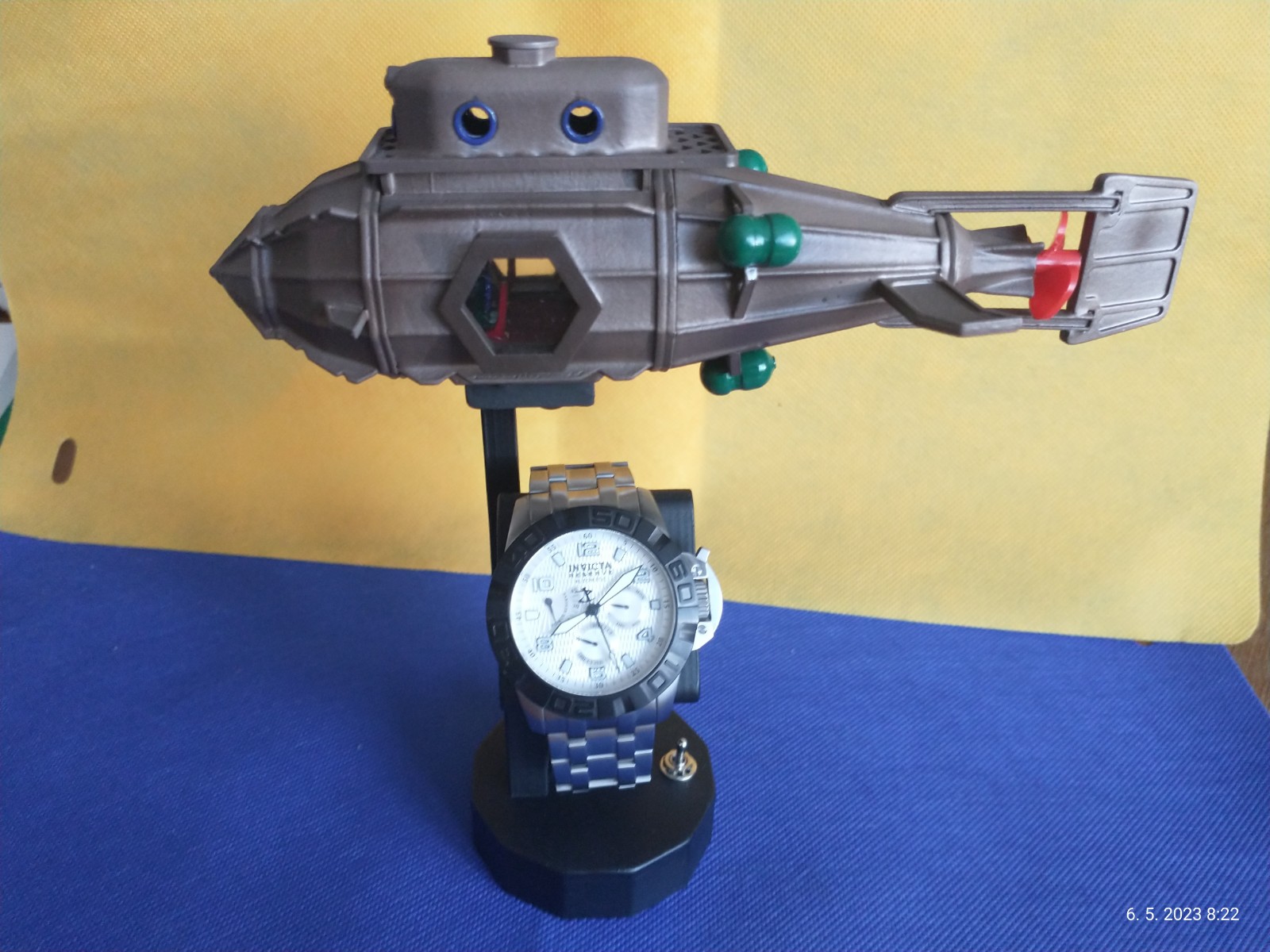 Watch stand with illumination