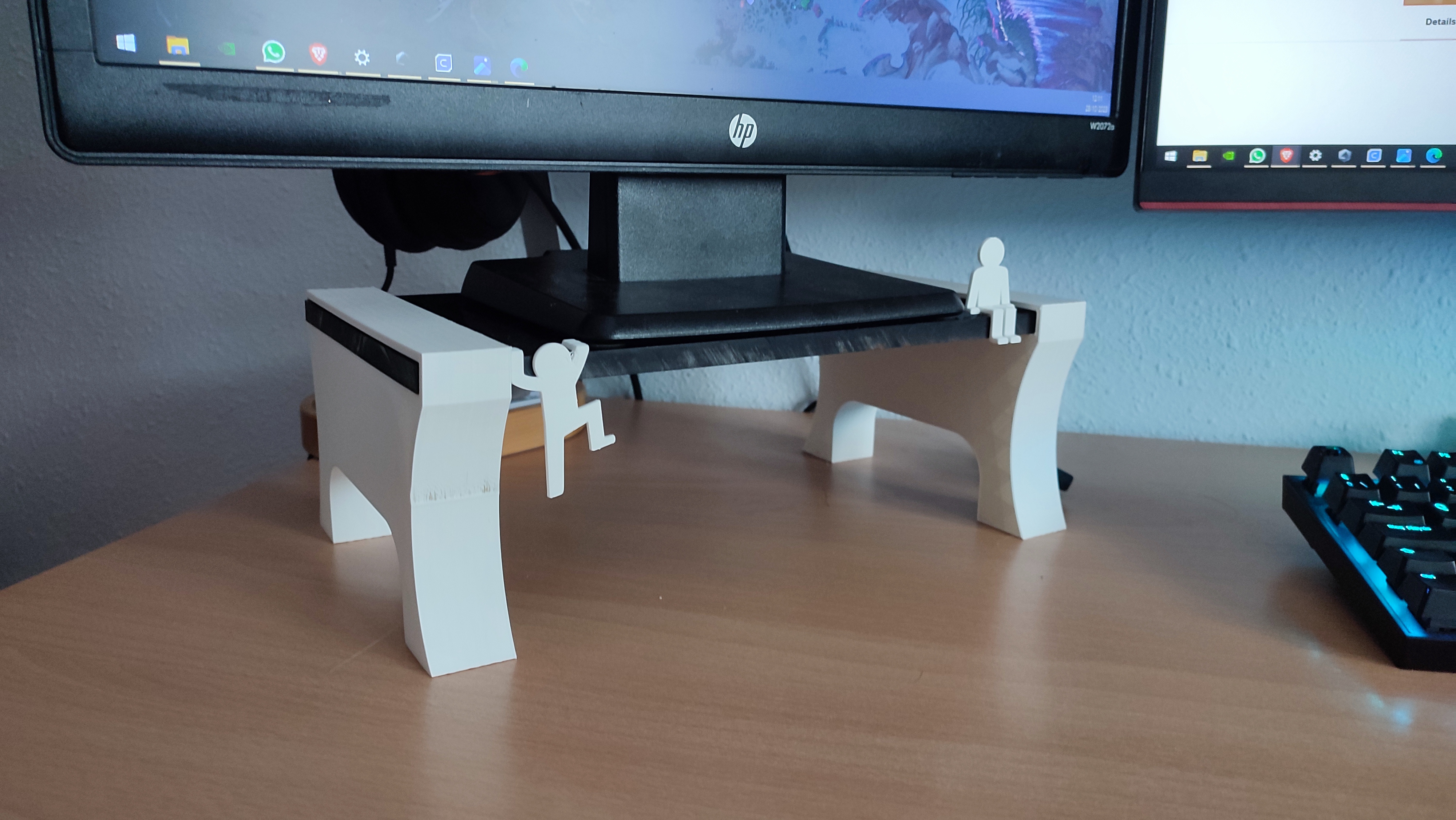 Egonomic monitor stand