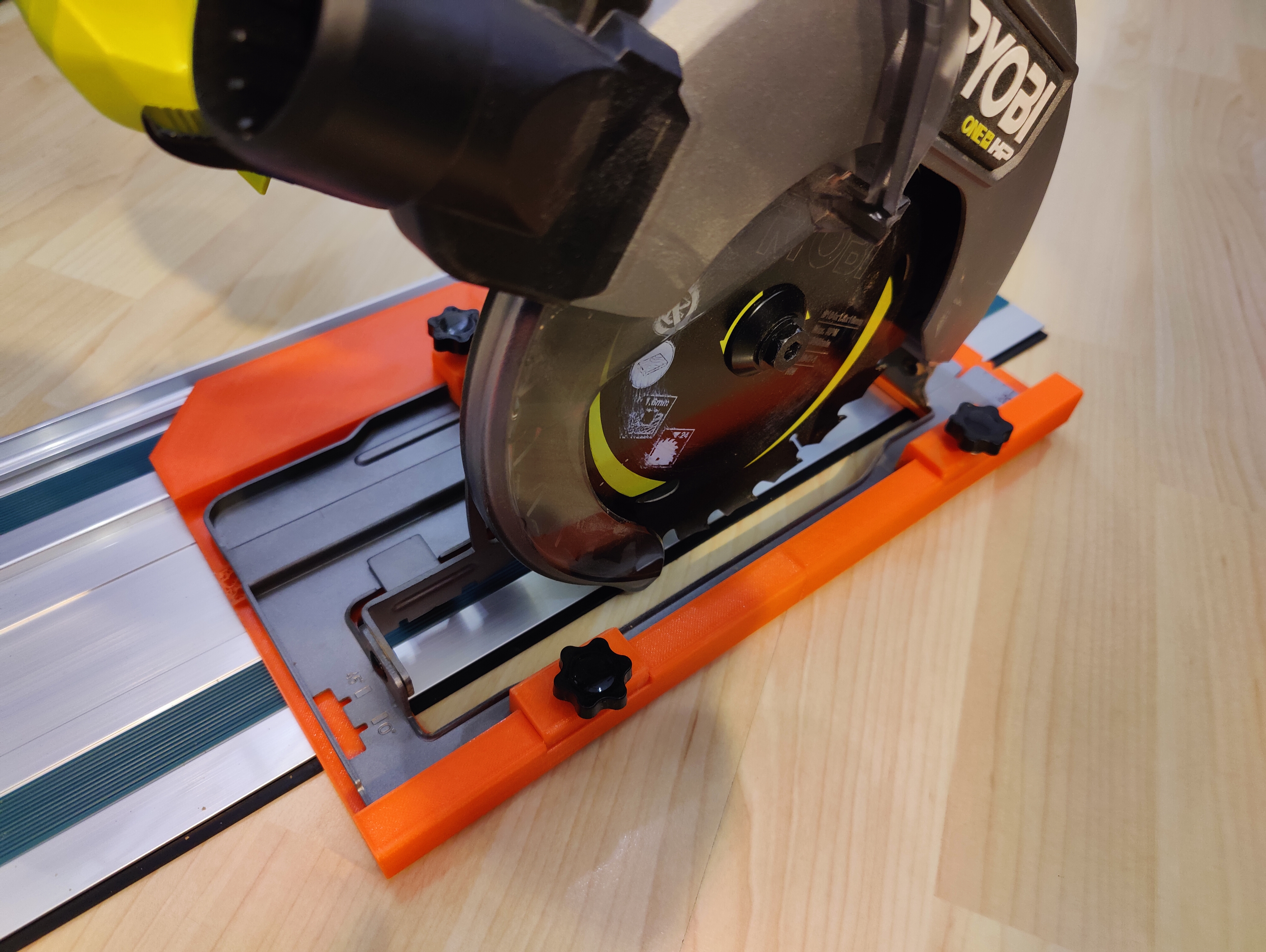 Ryobi RCS18X Kreissaege Adapter für Makita Schiene