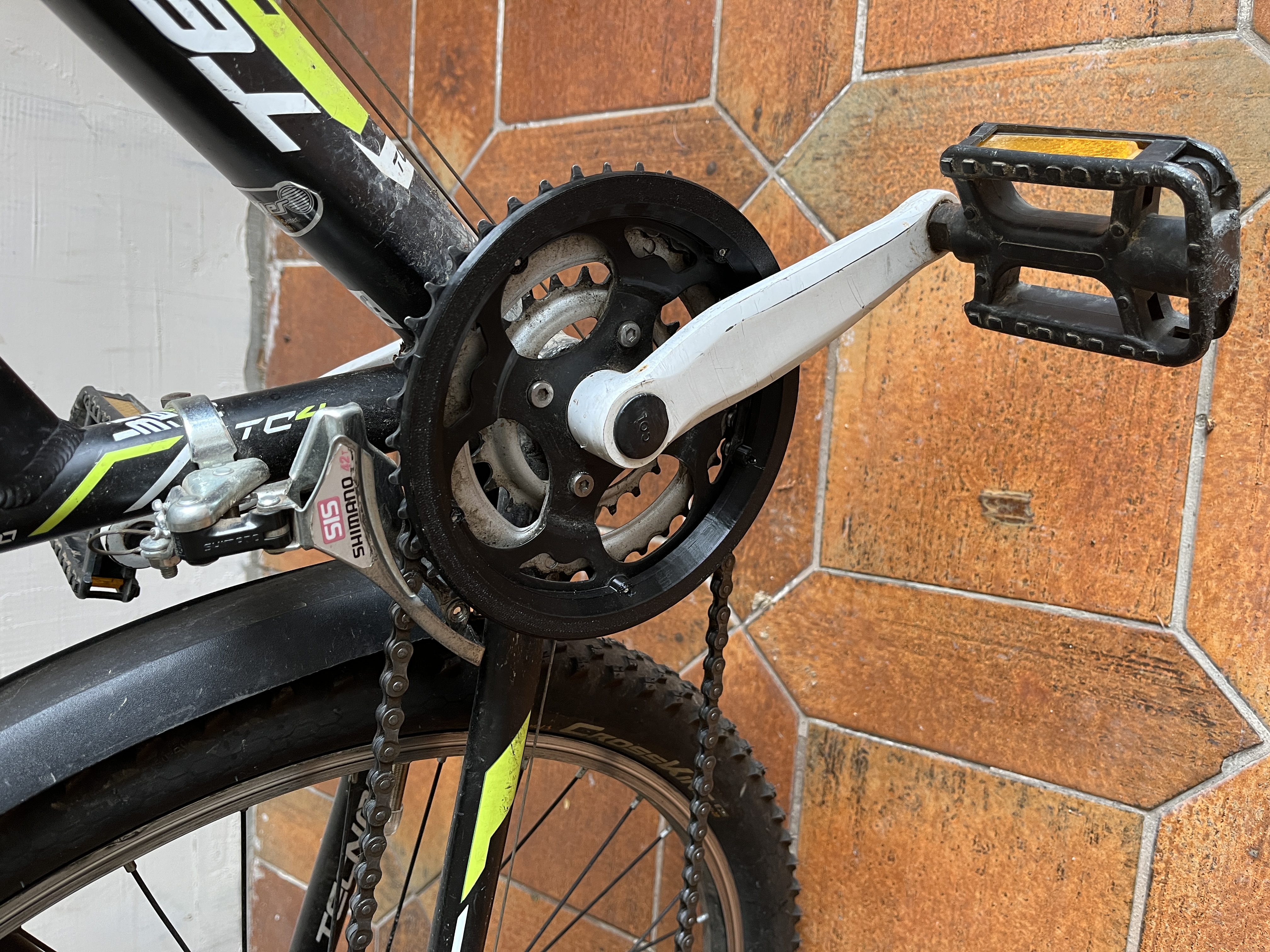 Chain guard ring asymmetrical