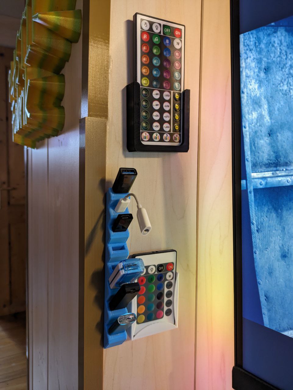 Vertical USB holder for Skadis with USB-C - REMIX for wallmount