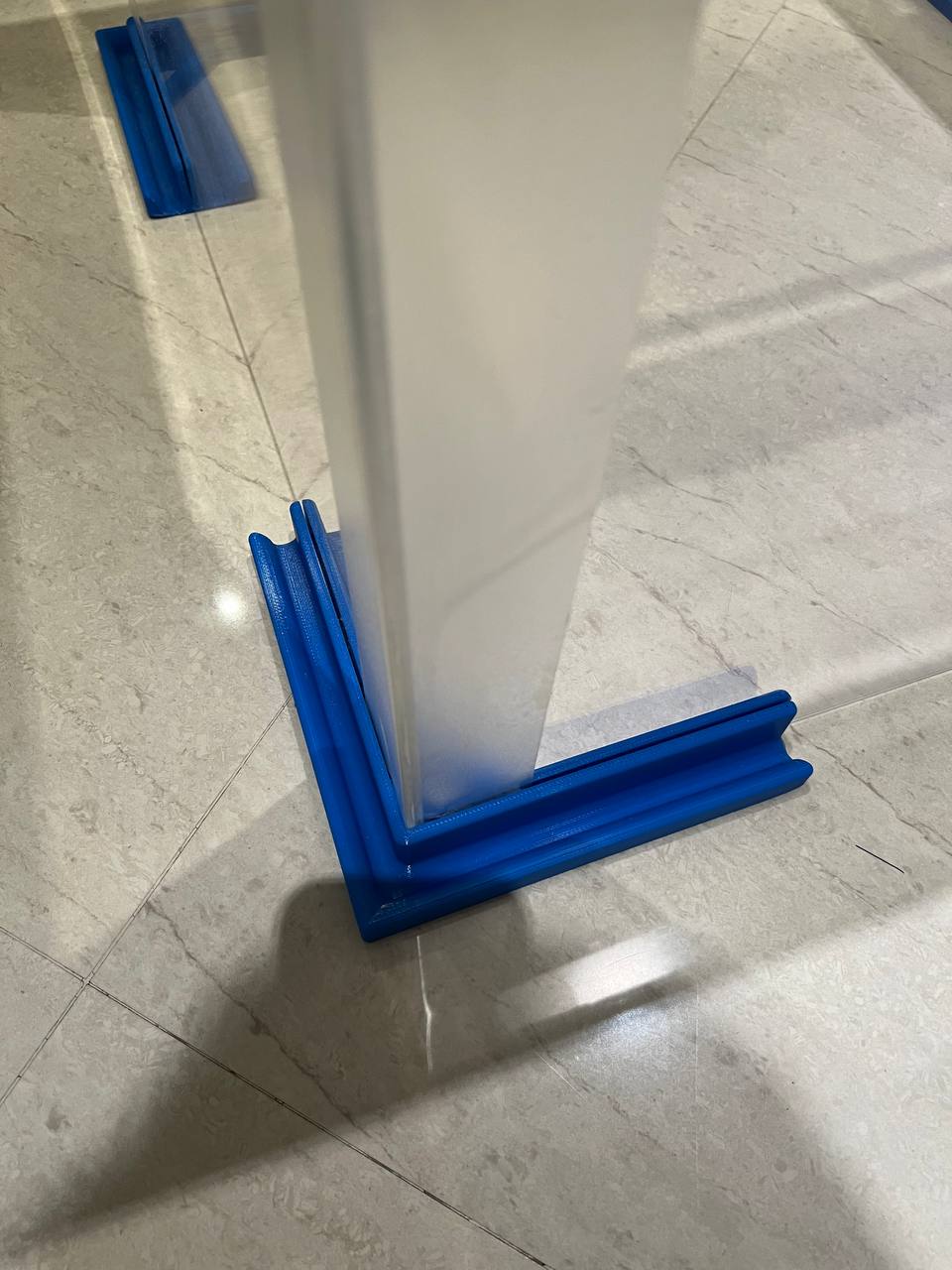 Right-angle Holder for Plexiglass Box