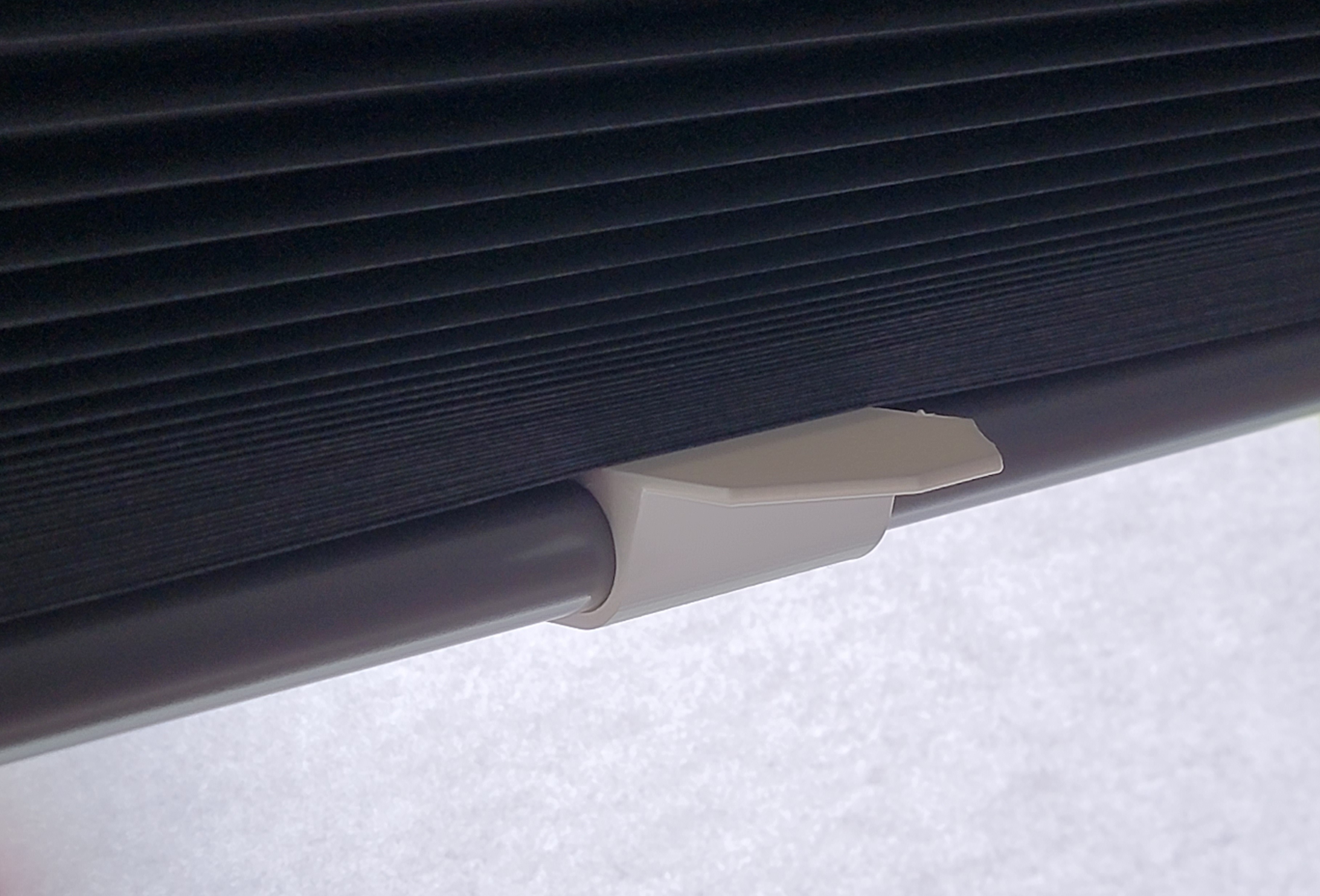 Cellular blind clip handle