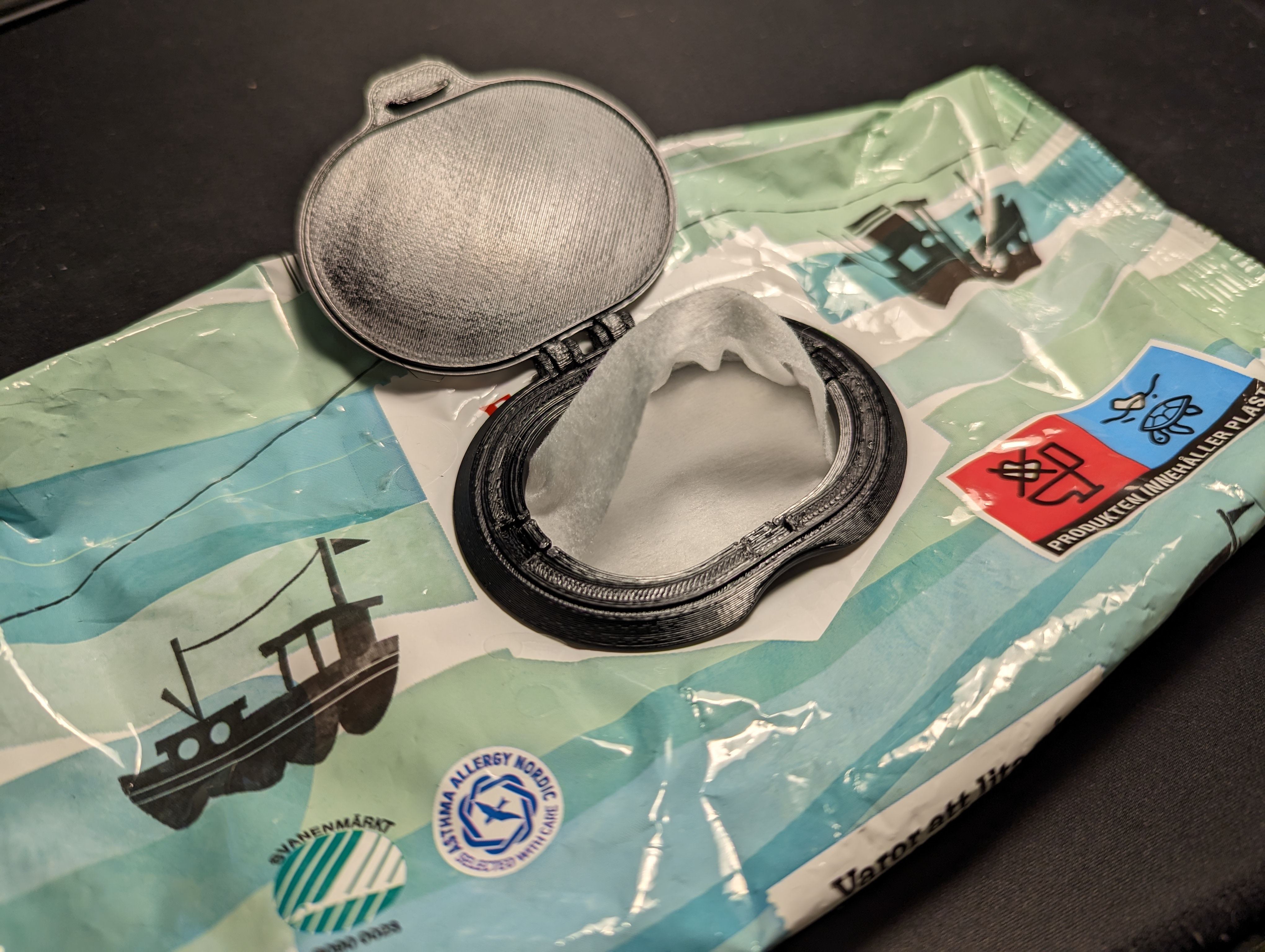Reusable wet wipes lid