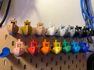 Benchy holder for wooden Skadis