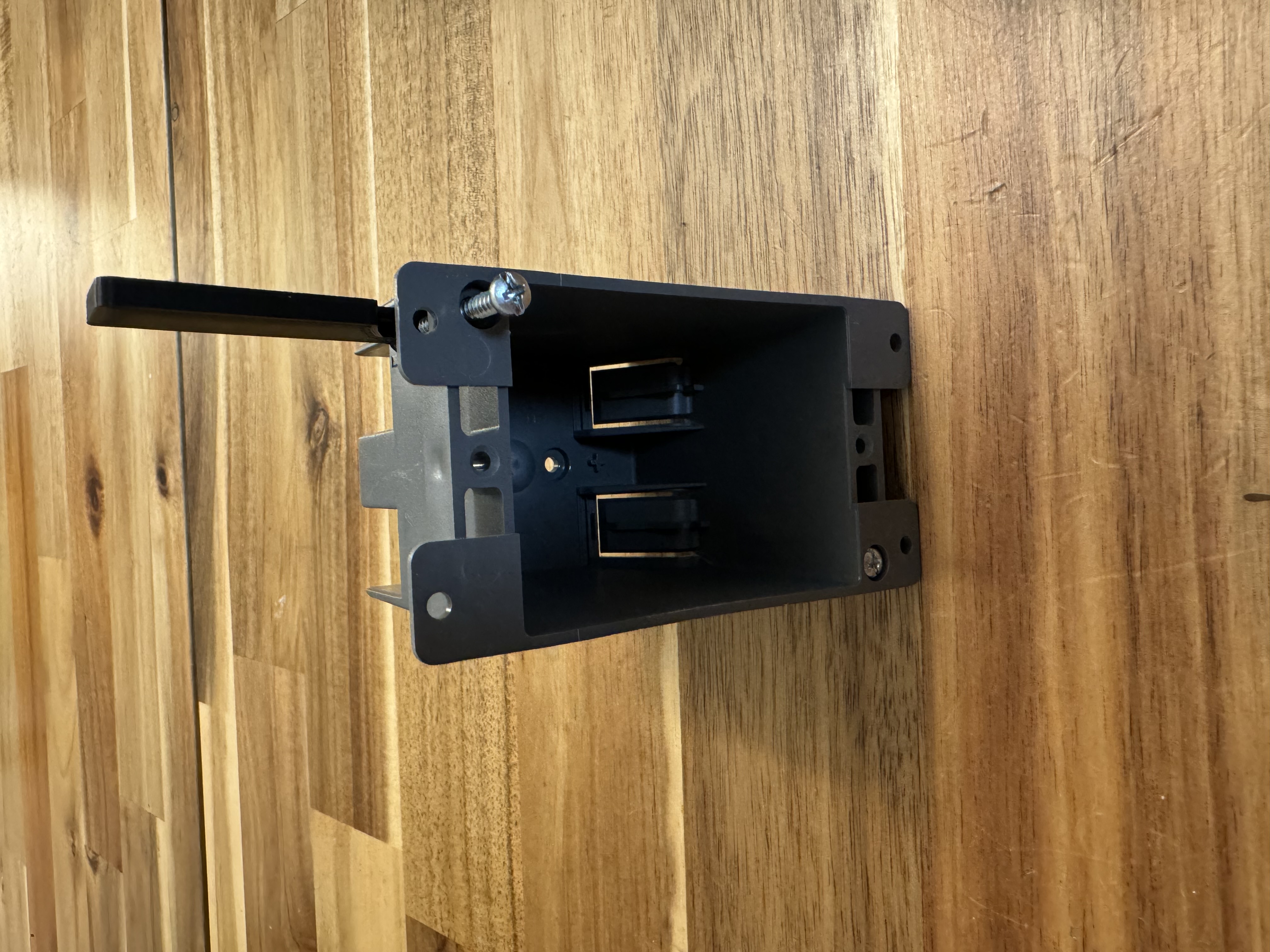 Miniatura 2 do modelo 3D Old Work Electrical Box Flap
