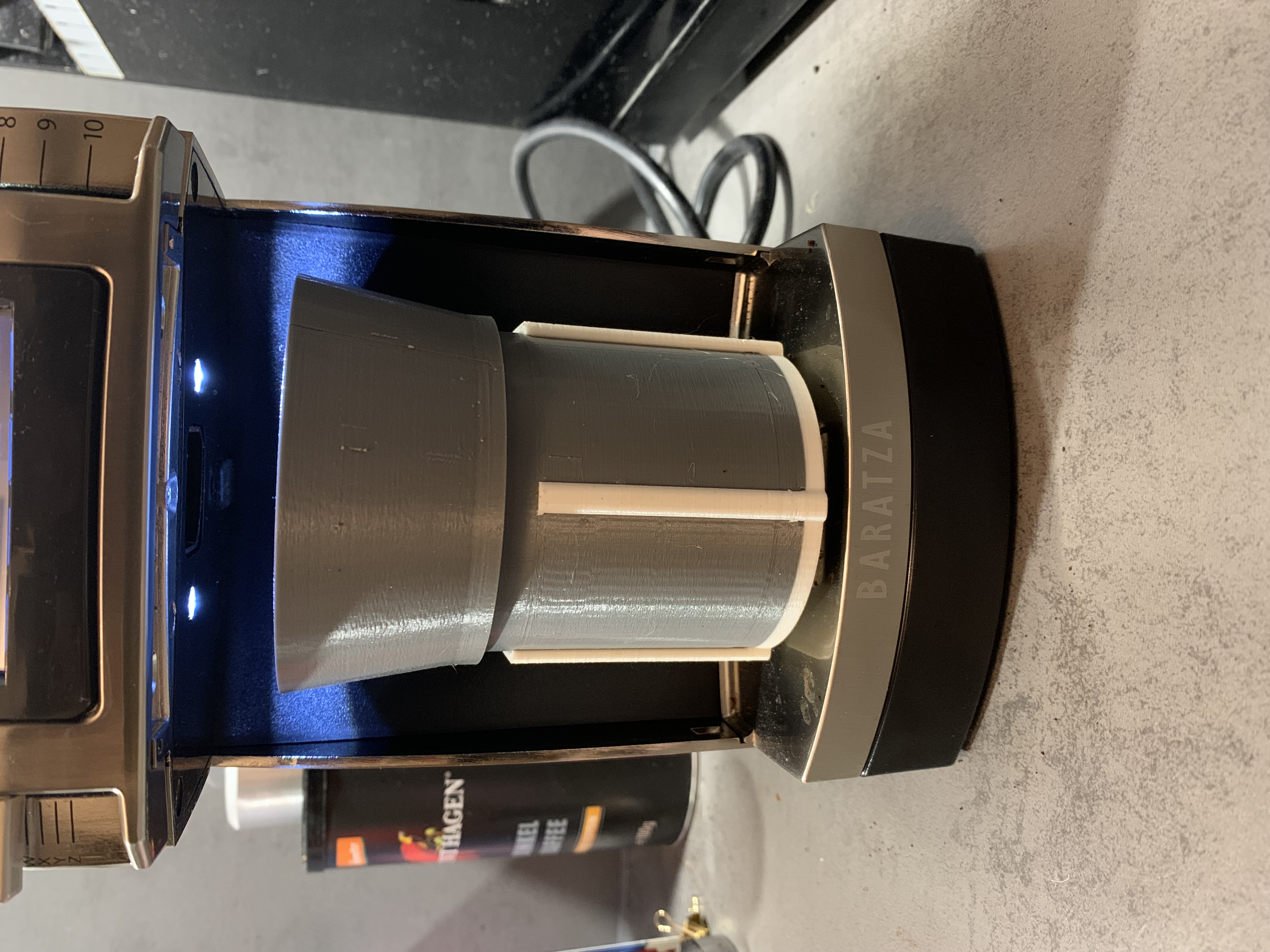 Sieve base for the Baratza grinder with haptic guides to easy find the correct orientation
