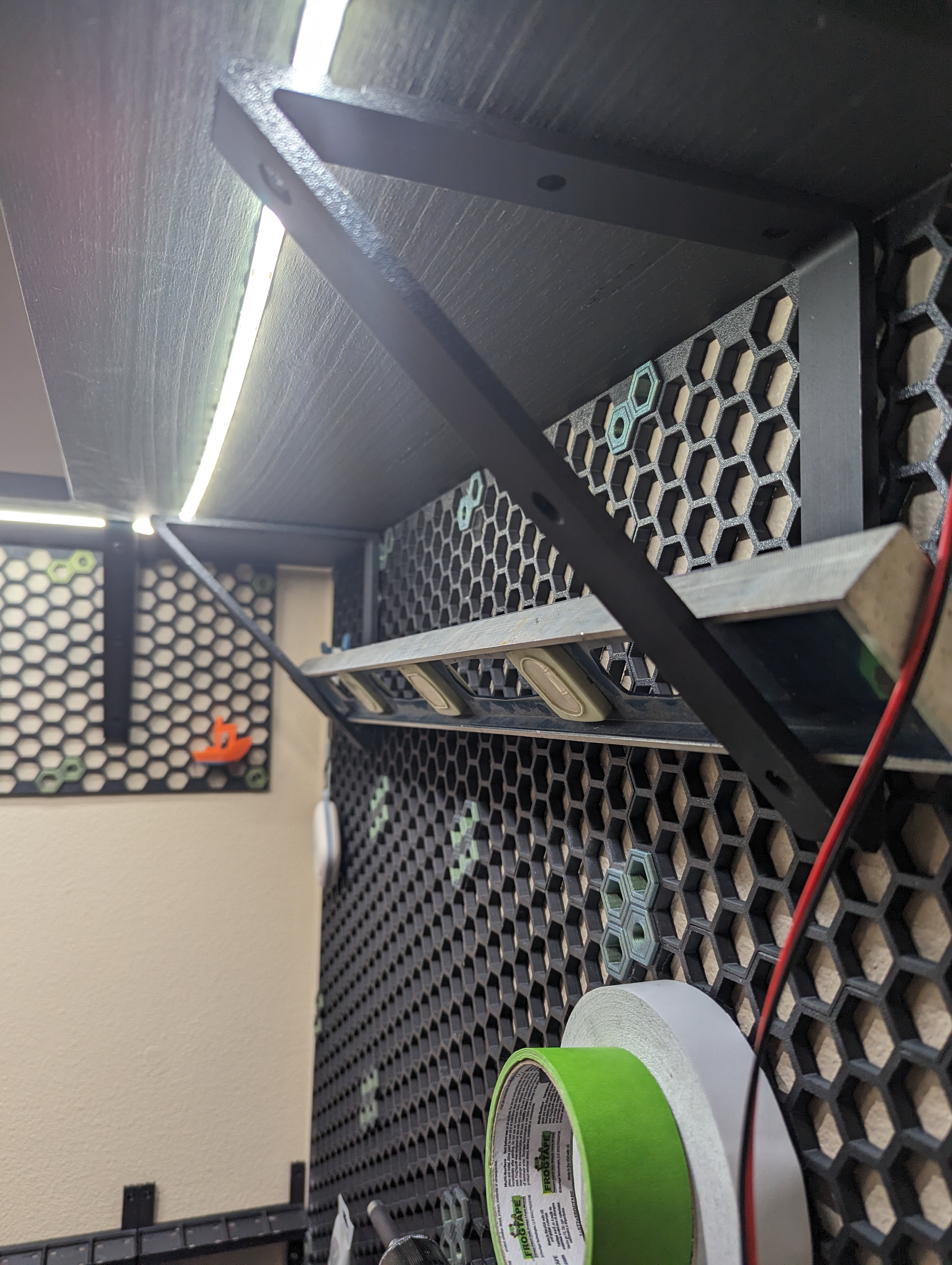 HSW - LARGE shelf bracket with LED strip slot