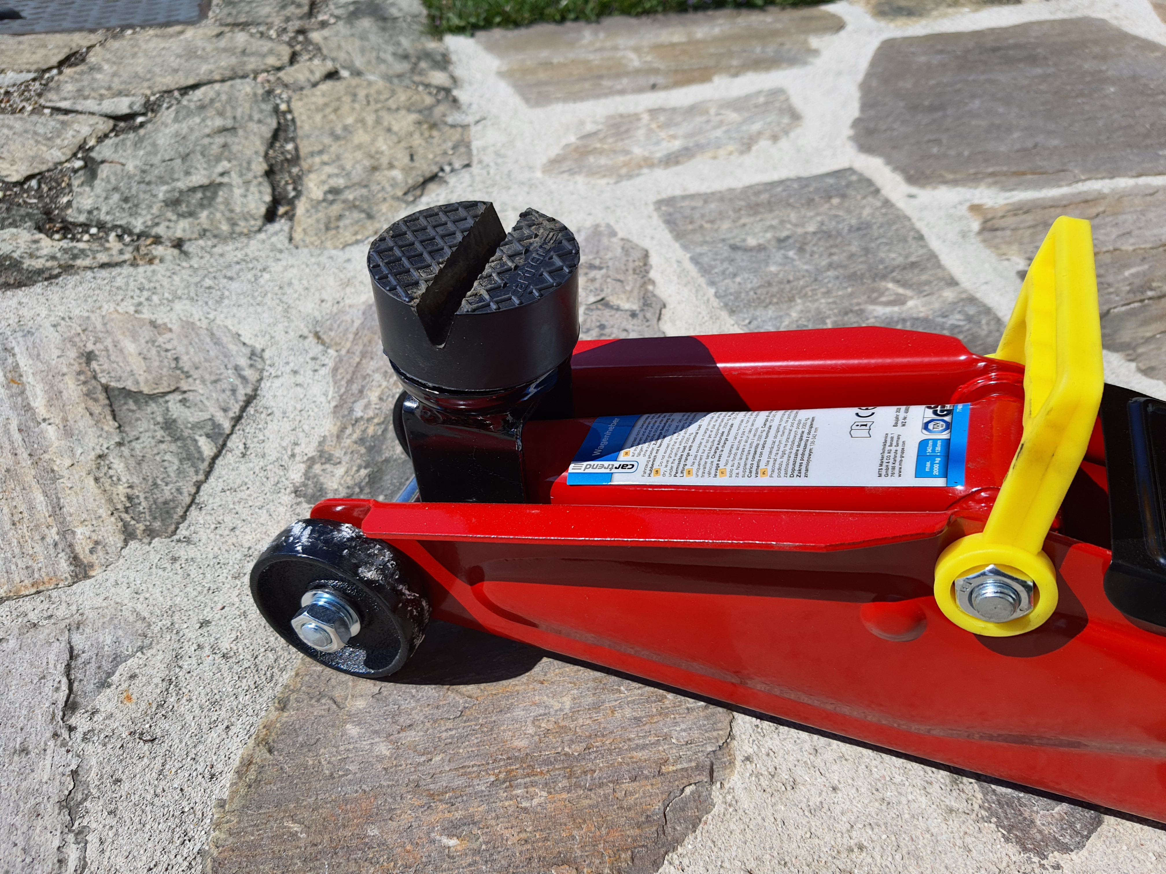 Hydraulic car jack puck rubber protector