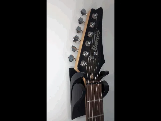 GUITAR AND UKULELE WALL MOUNT