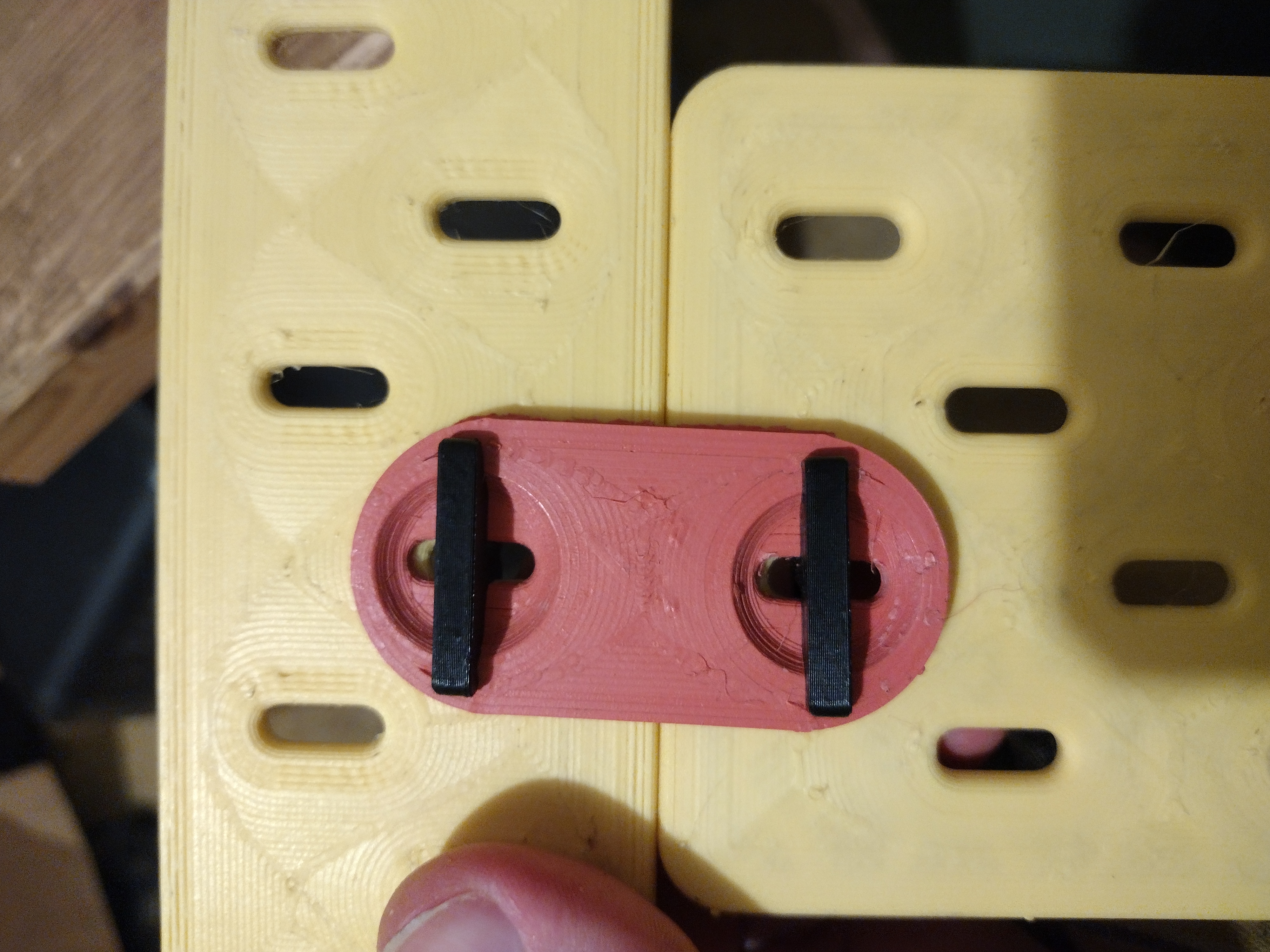Vertical Skadis connector using T-clips