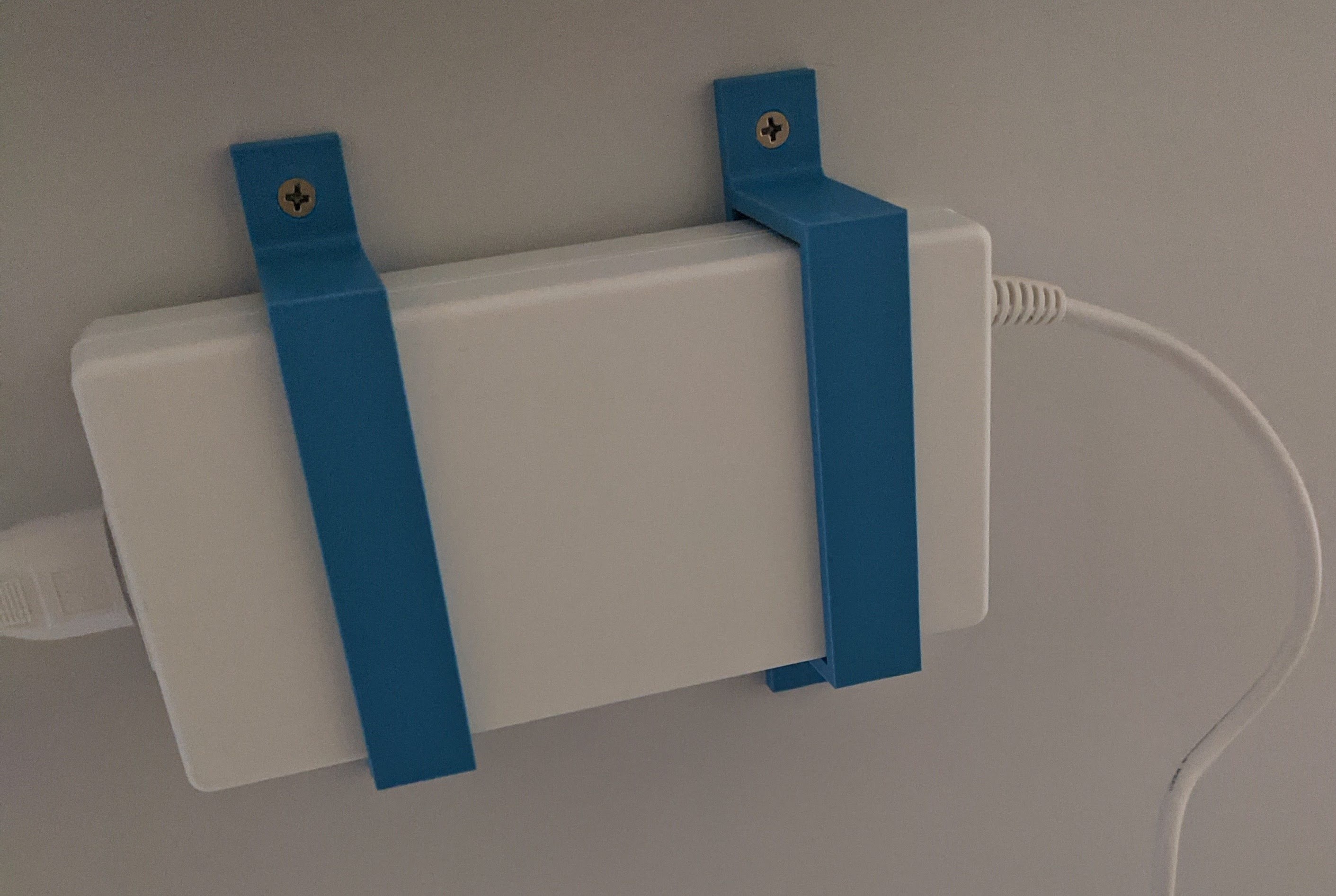 Parametrized mounting bracket for power brick — miniatura 3