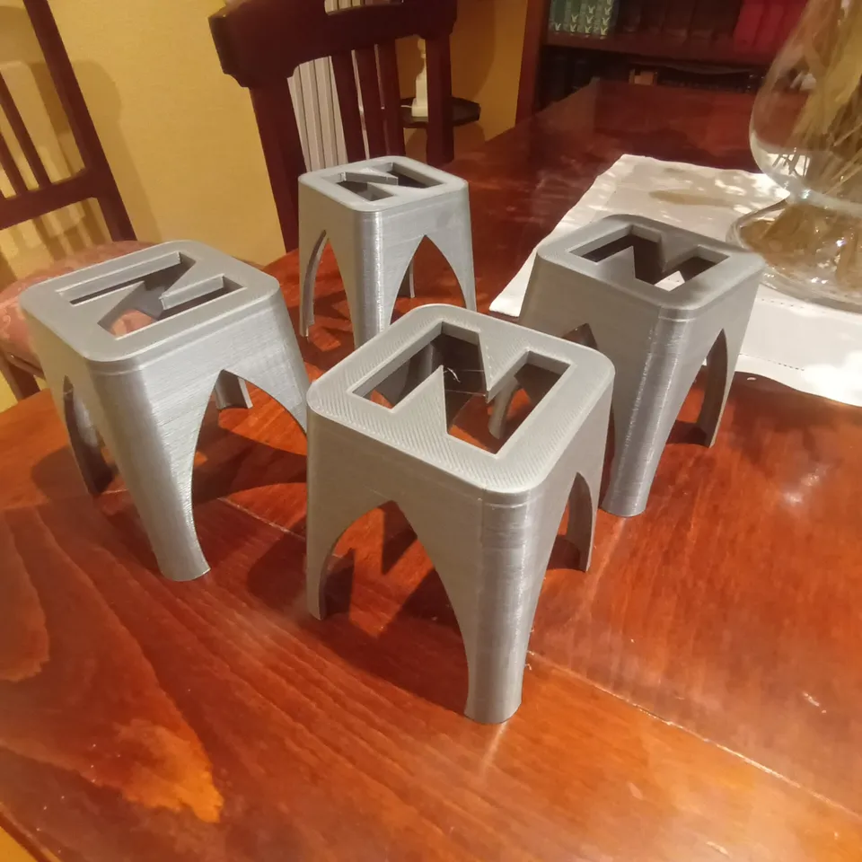Extremely resistant support for painting and pouring. Stackable by ...