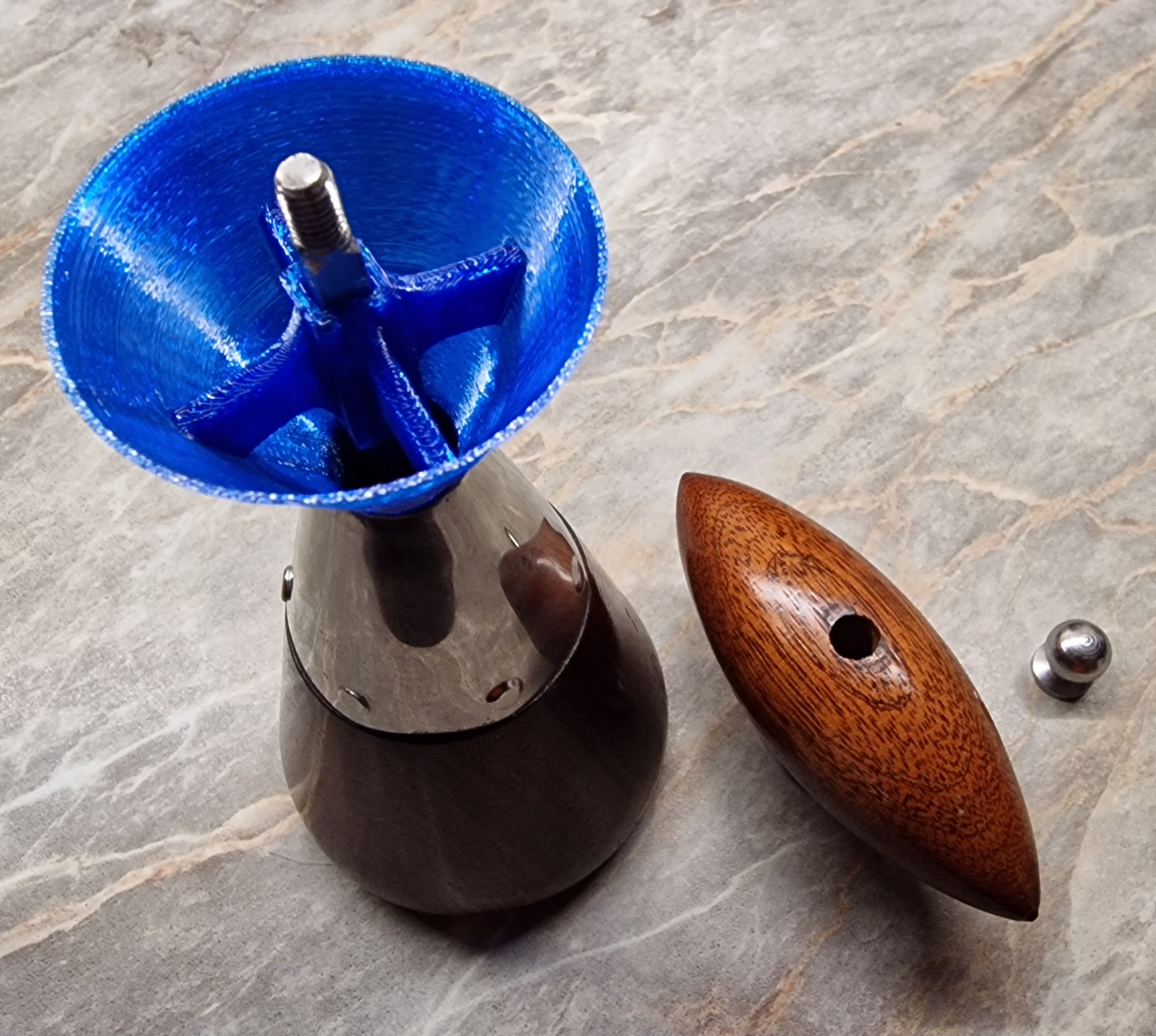 Trychtýř pro mlýnek na pepř. Funnel for pepper mill.