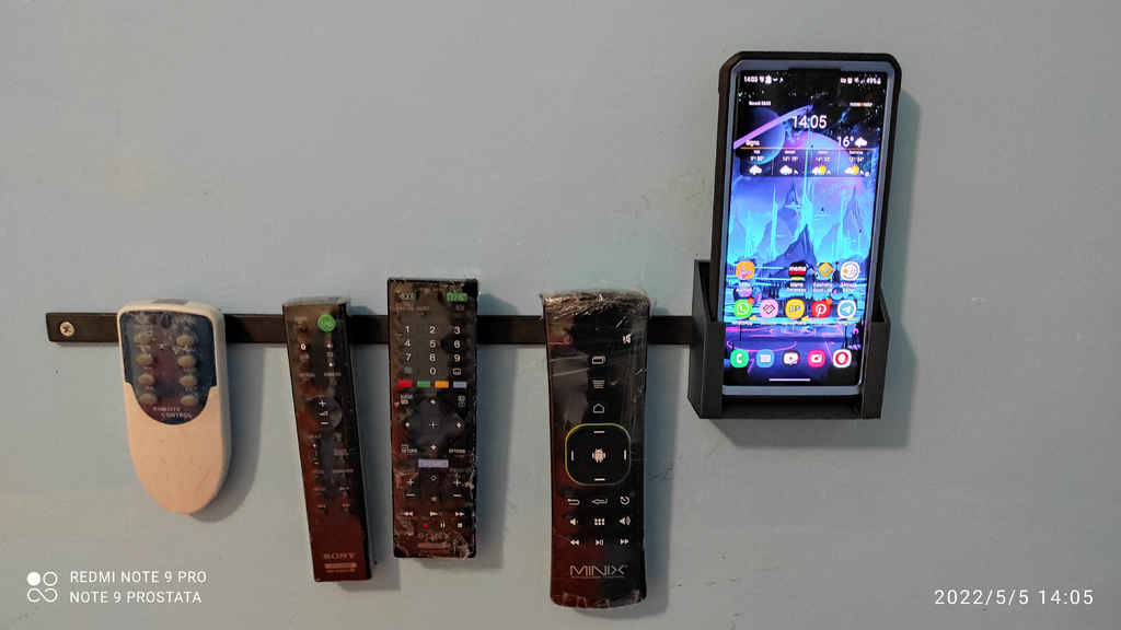 Supporto smartphone a parete per cover grande / Wall-mounted smartphone holder for large cover