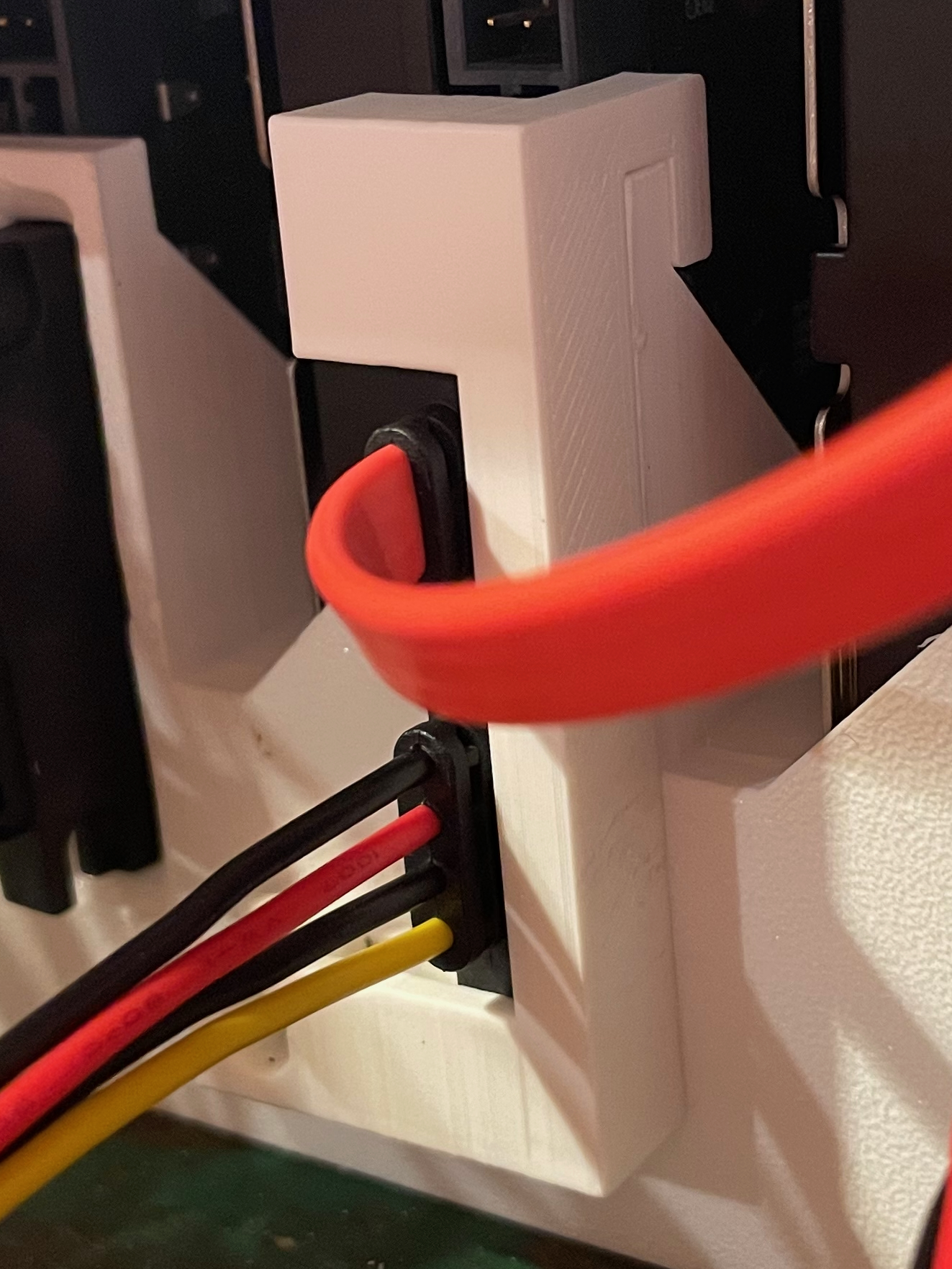 SATA combo cable clip