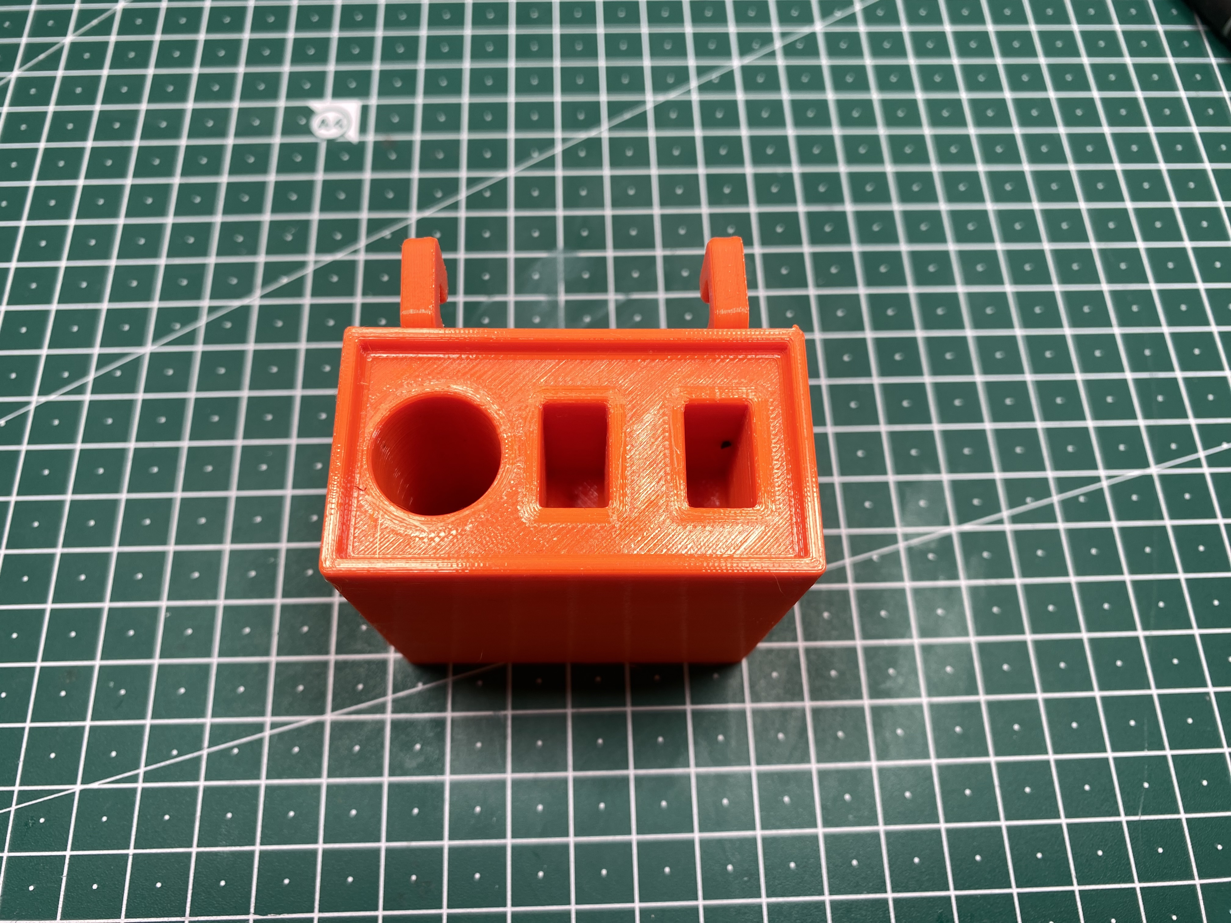 Free STL file Ikea Skadis Revell glue holder 🔧・3D printing