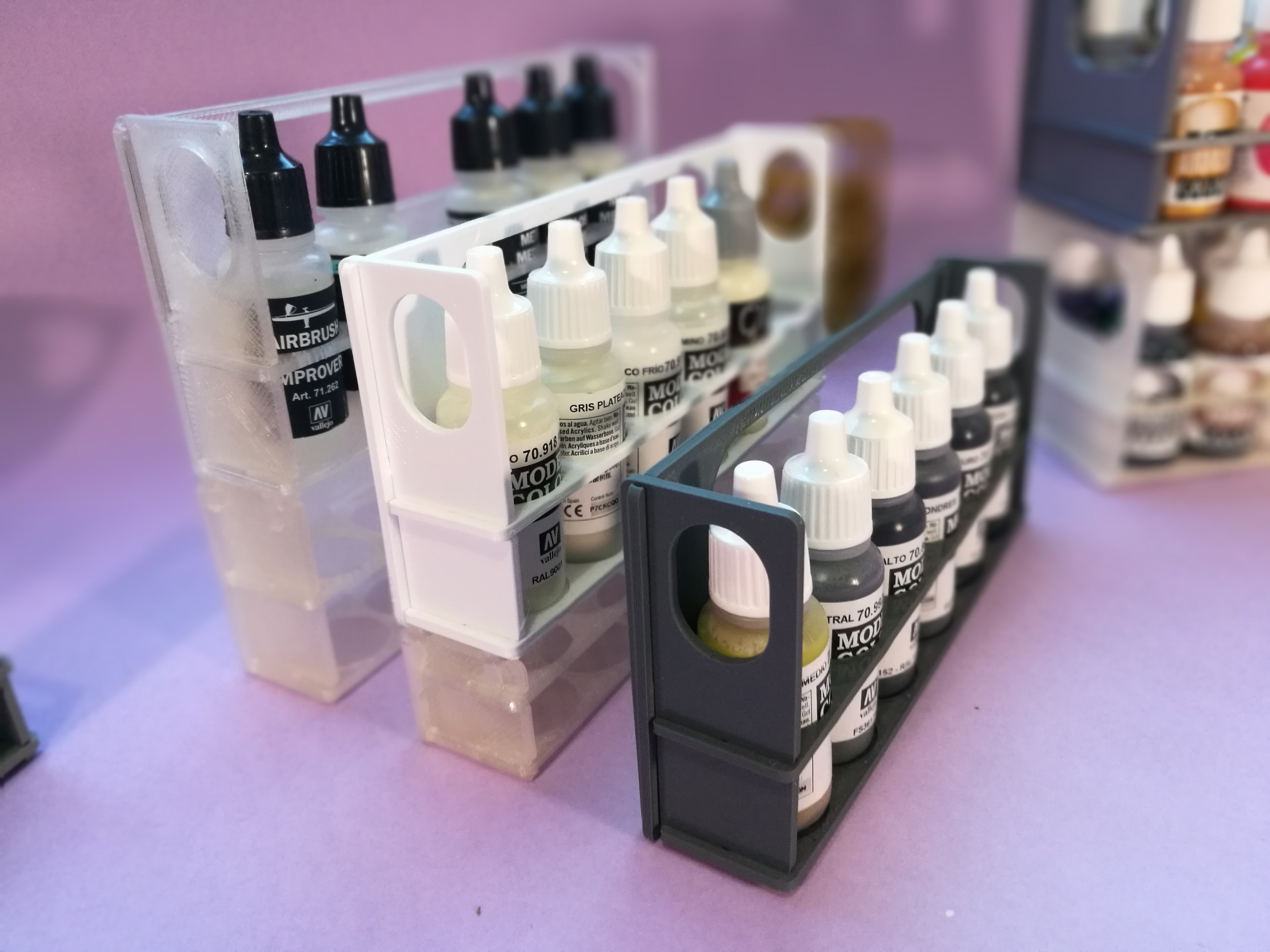 Miniatura 5 do modelo 3D Paint Bottle Stand - Customizable OpenSCAD