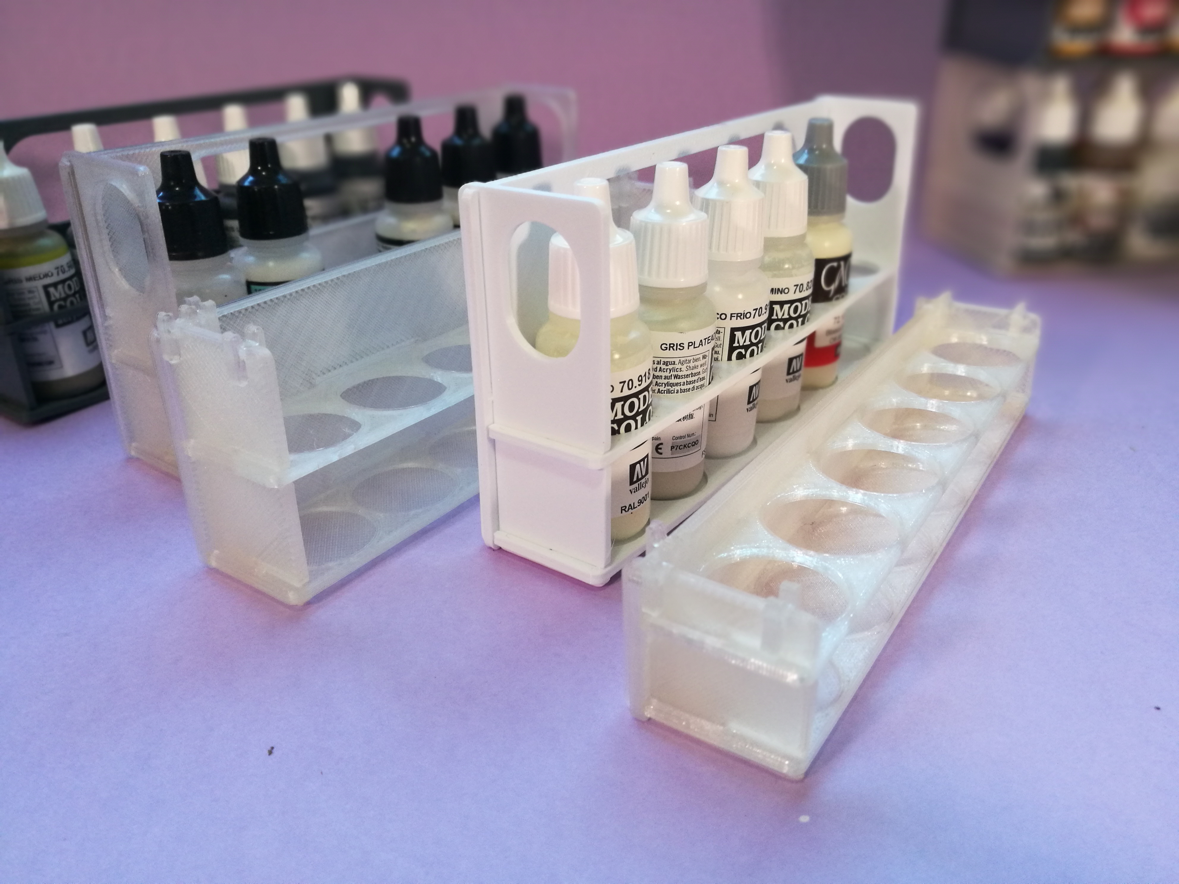 Miniatura 6 do modelo 3D Paint Bottle Stand - Customizable OpenSCAD