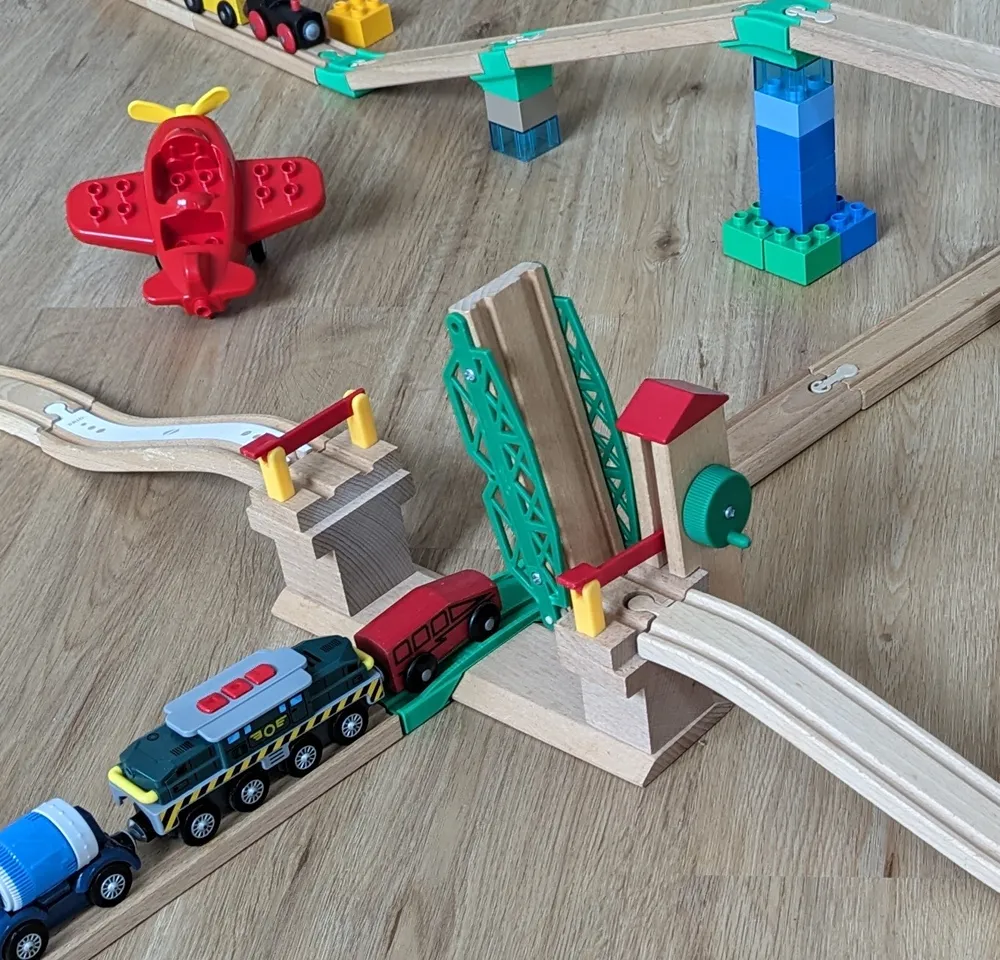Brio outlet lifting bridge