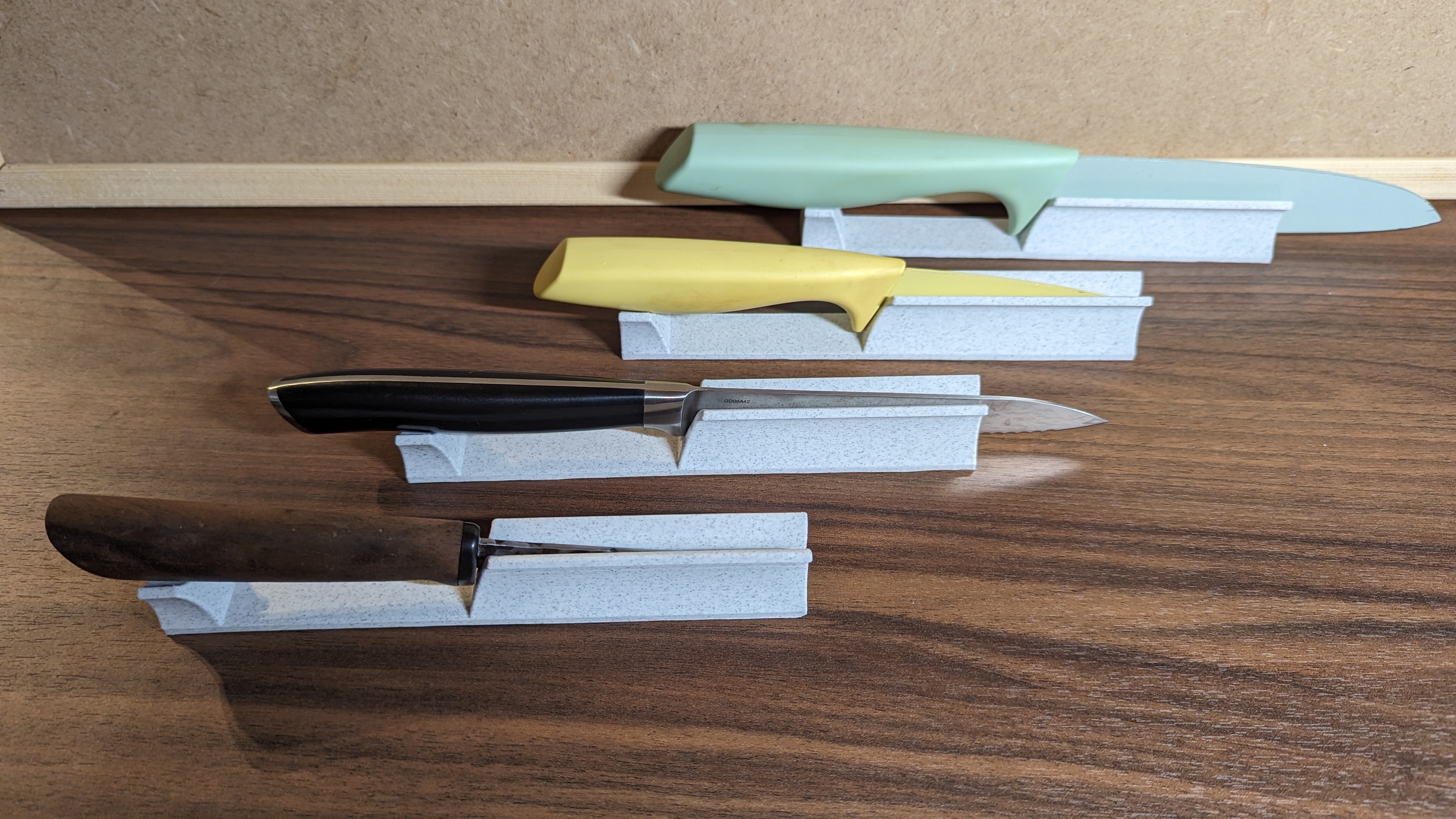 Horizontal knife stand