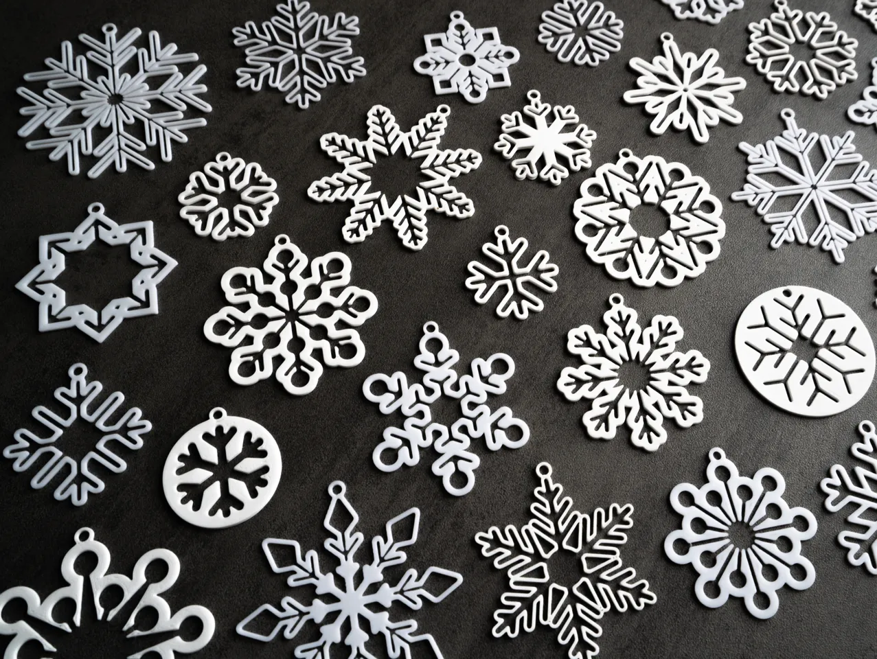 25 Mini snowflake collection with hanging loop / Kolekce malých