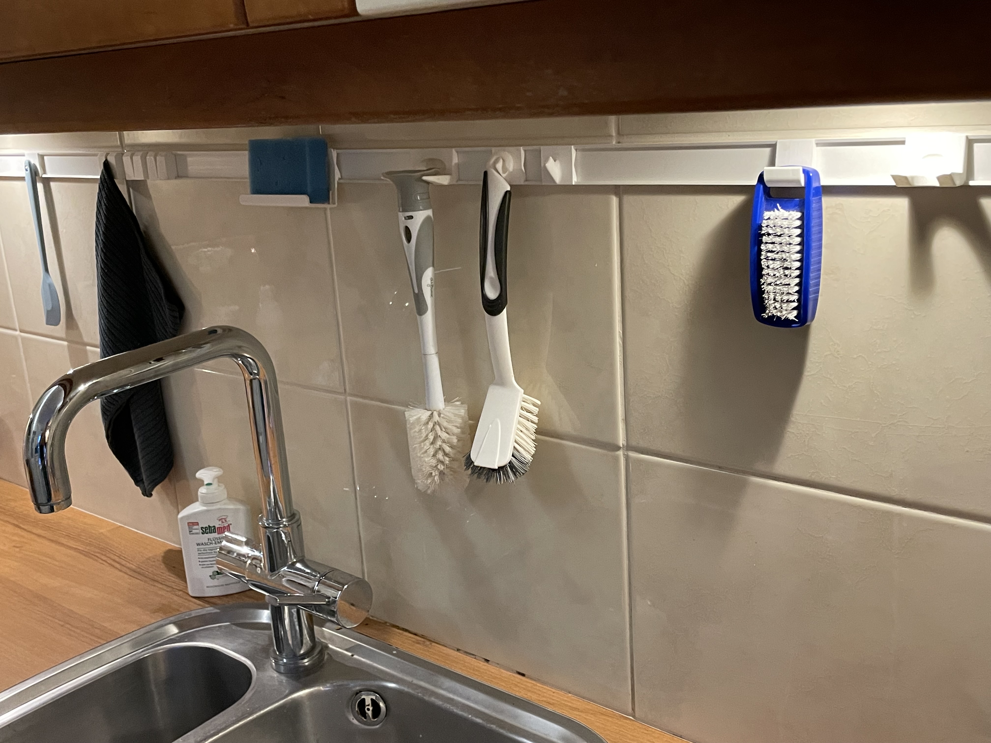 Kitchenware rearangable rail-hooks