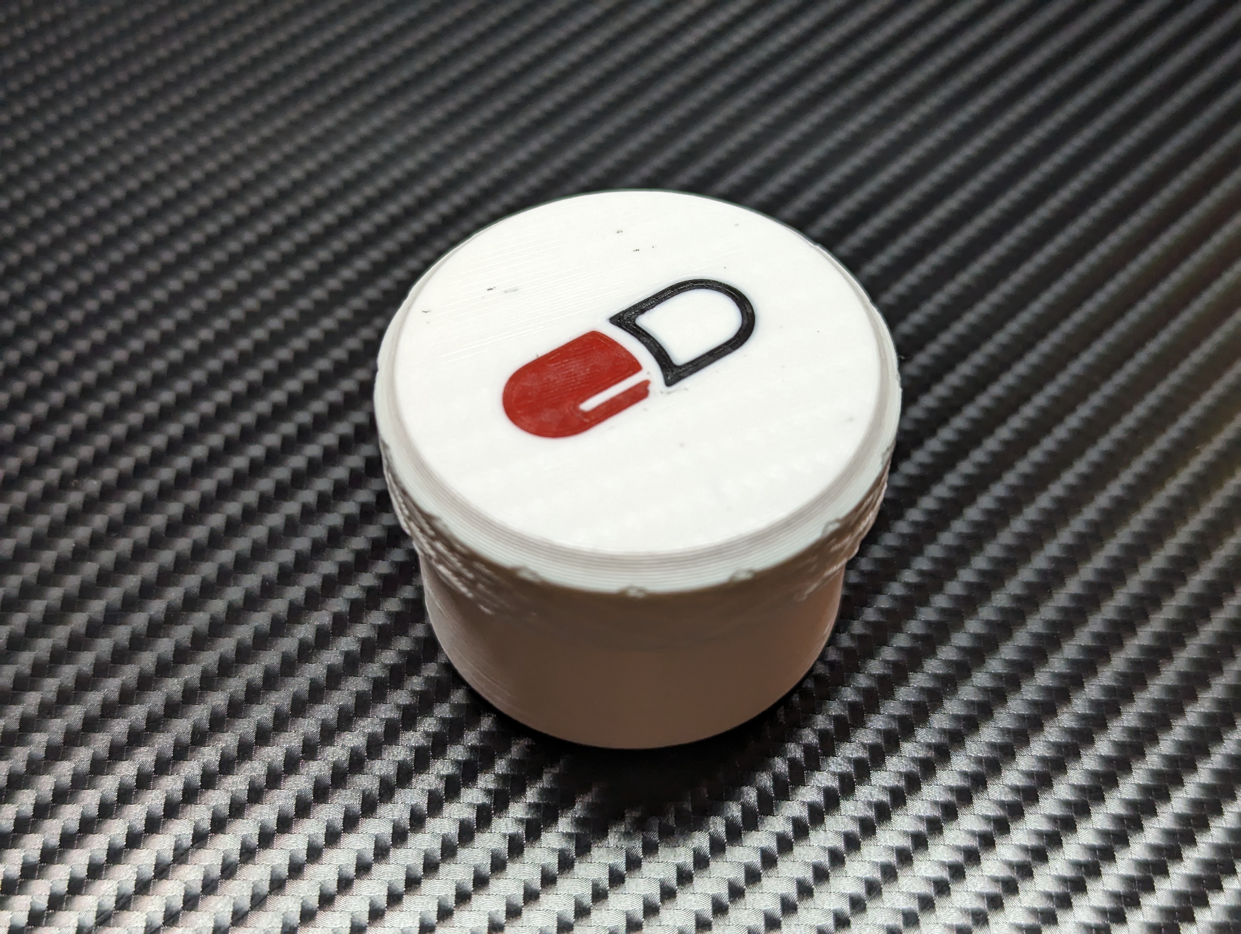 Small pillbox with bayonet lock / Kleine Pillendose mit Bajonettverschluss