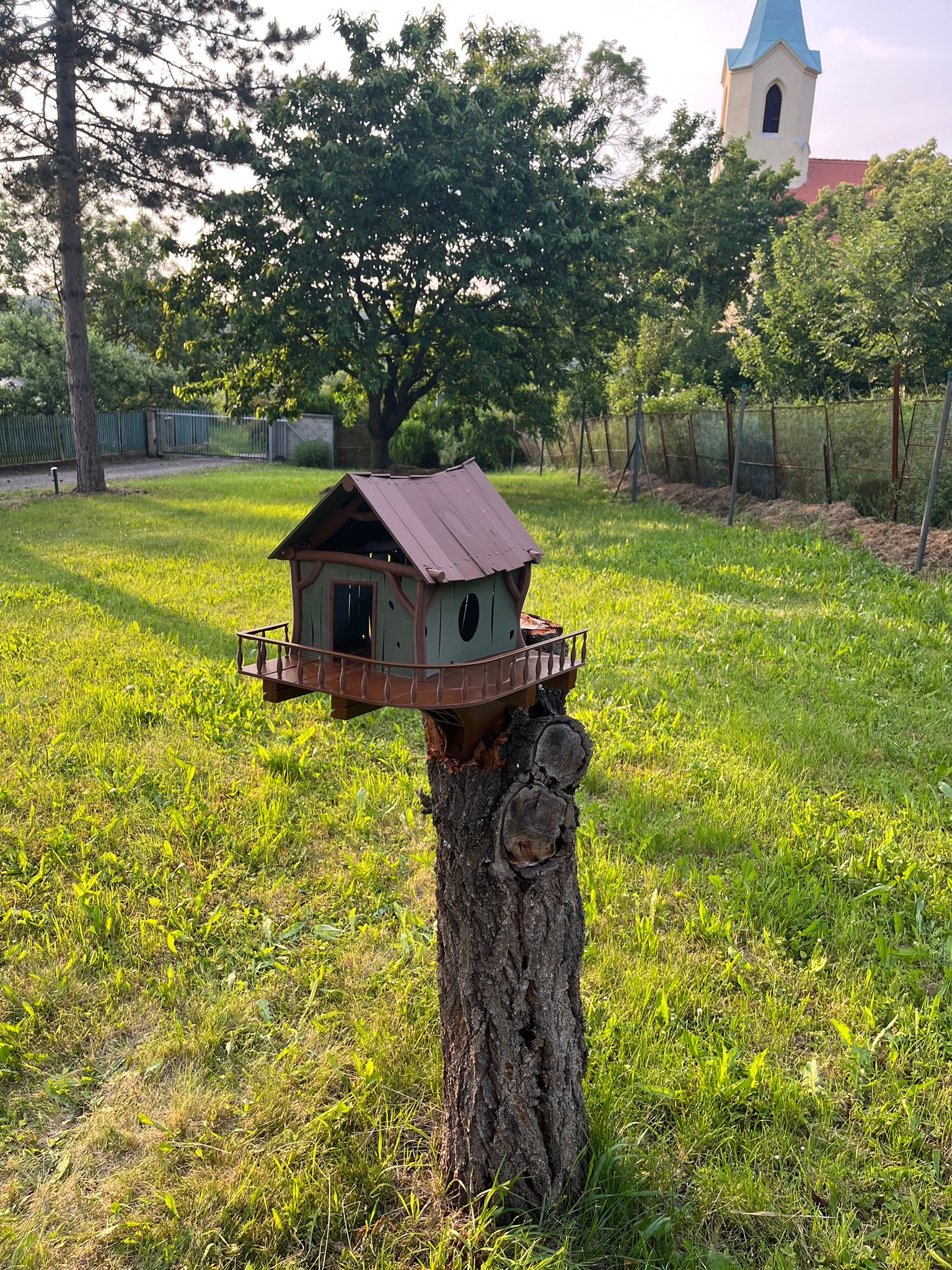 Birdhouse/squirrel feeder