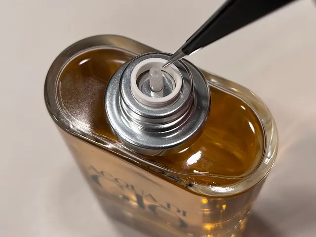 Cologne/Perfume spray reducer