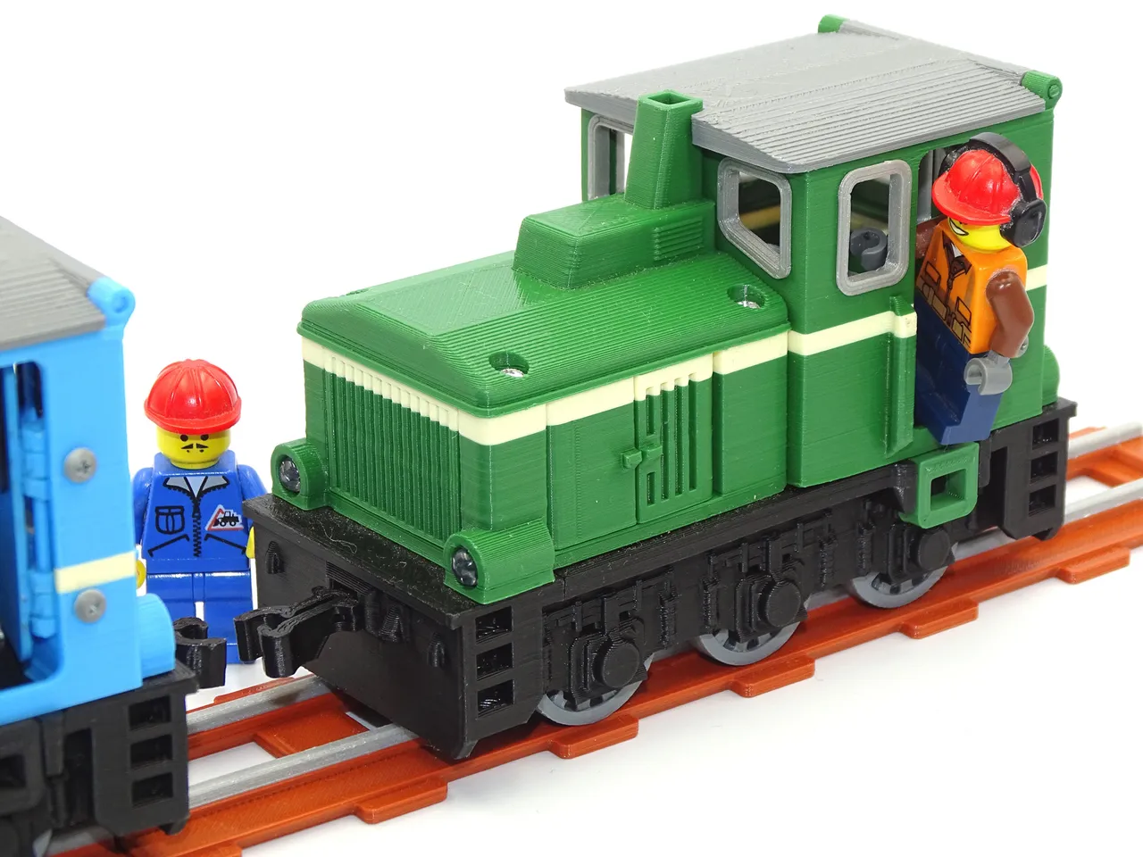 Small diesel locomotive with working brakes by