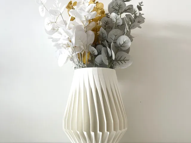 Modern Spiral Vase in Ivory PLA