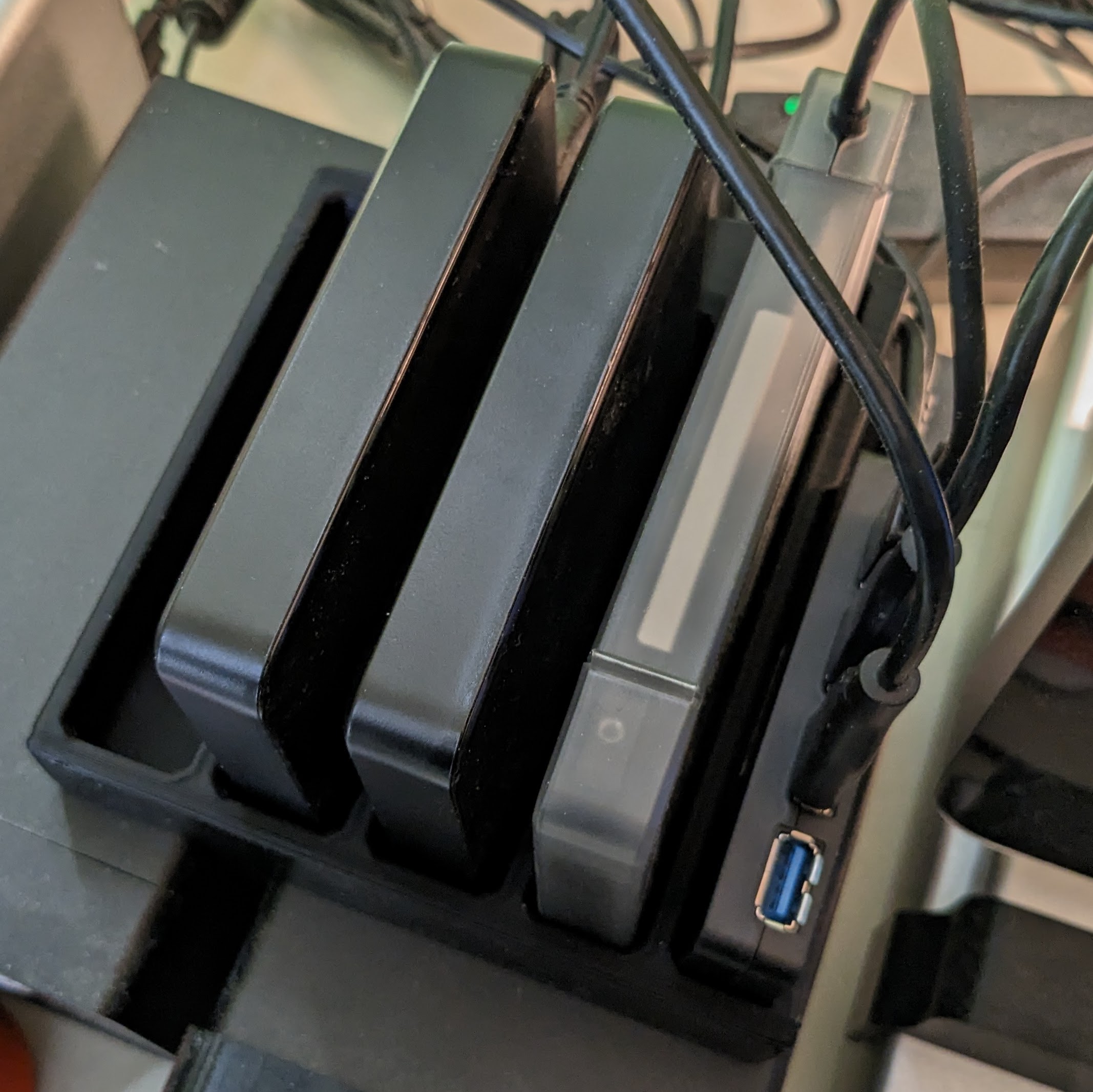 Parametric Portable Hard Drive Stand by Shihchiun Download free STL