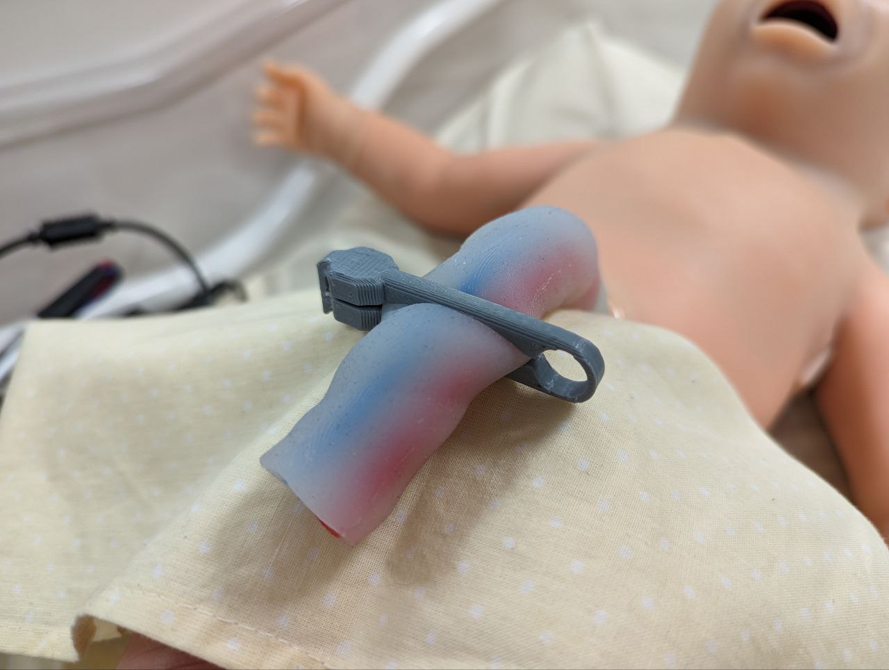 Umbilical cord clamp prop for healthcare simulation