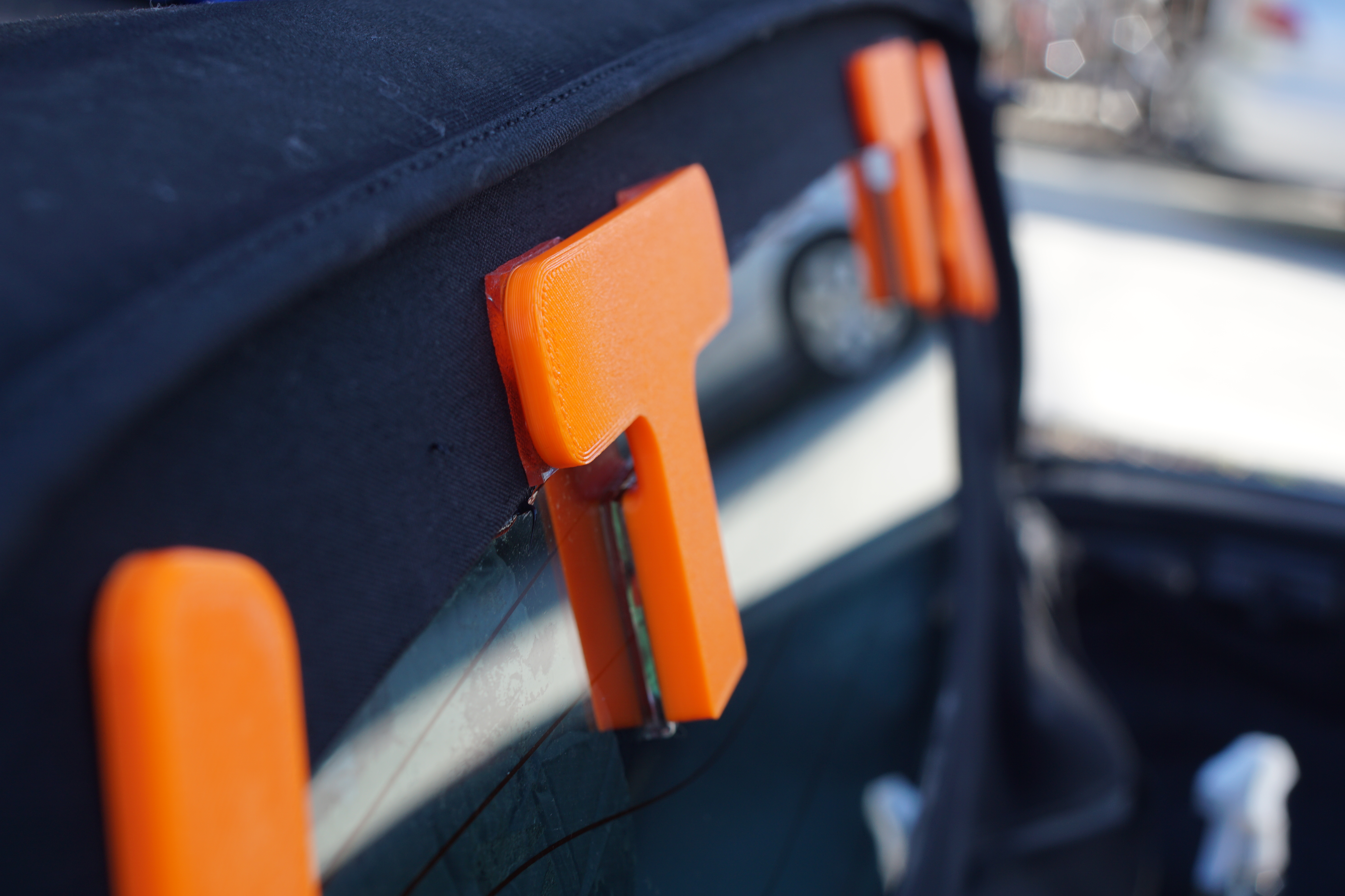 Convertible Top Rear Window Resealing Helper Clamp — thumbnail 2
