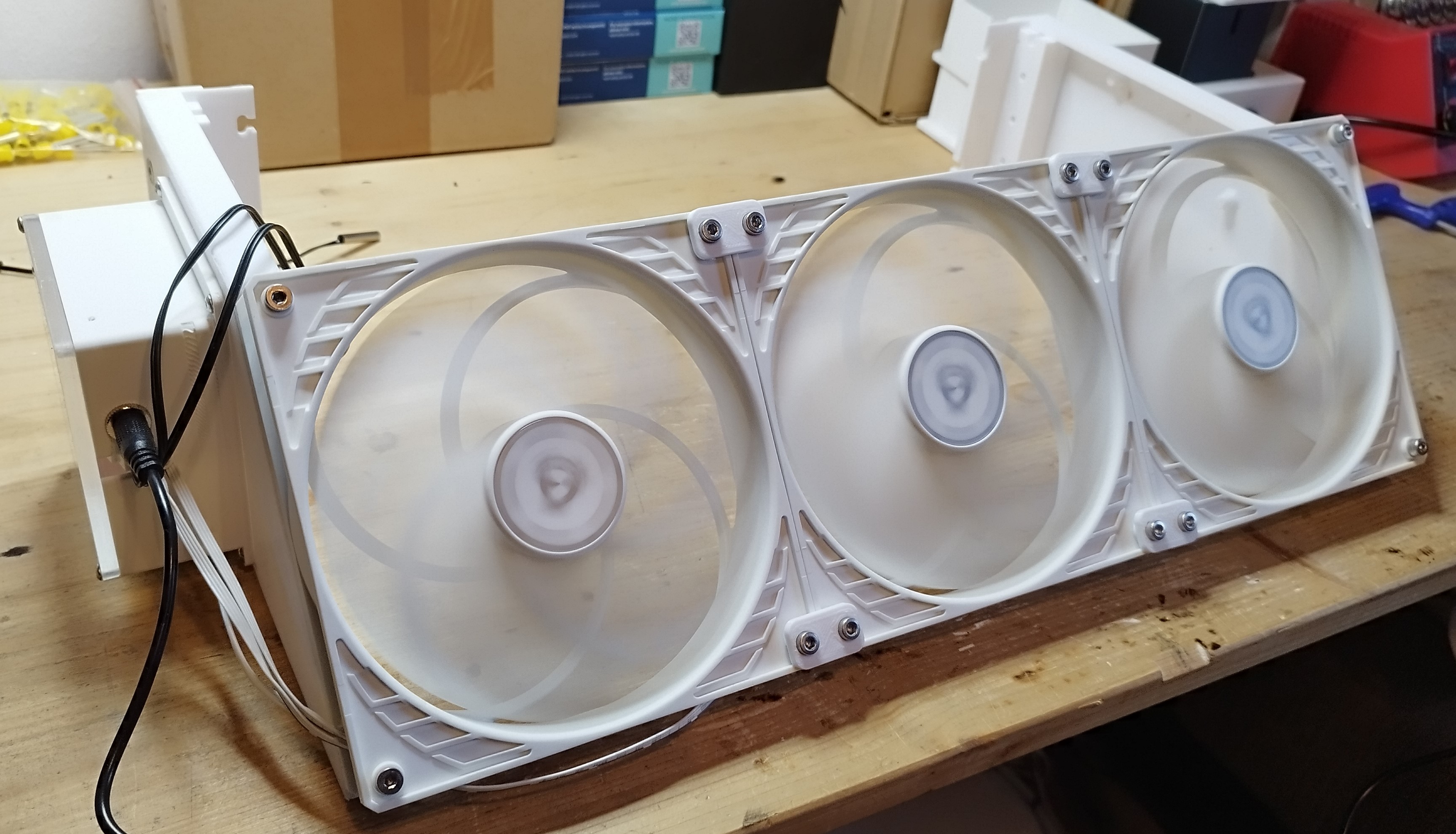 Fan mount Deye 8,10,12KW / Lüfterhalterung Deye 8.10,12KW (120mm / 140mm Fan) Zusatzkühlung