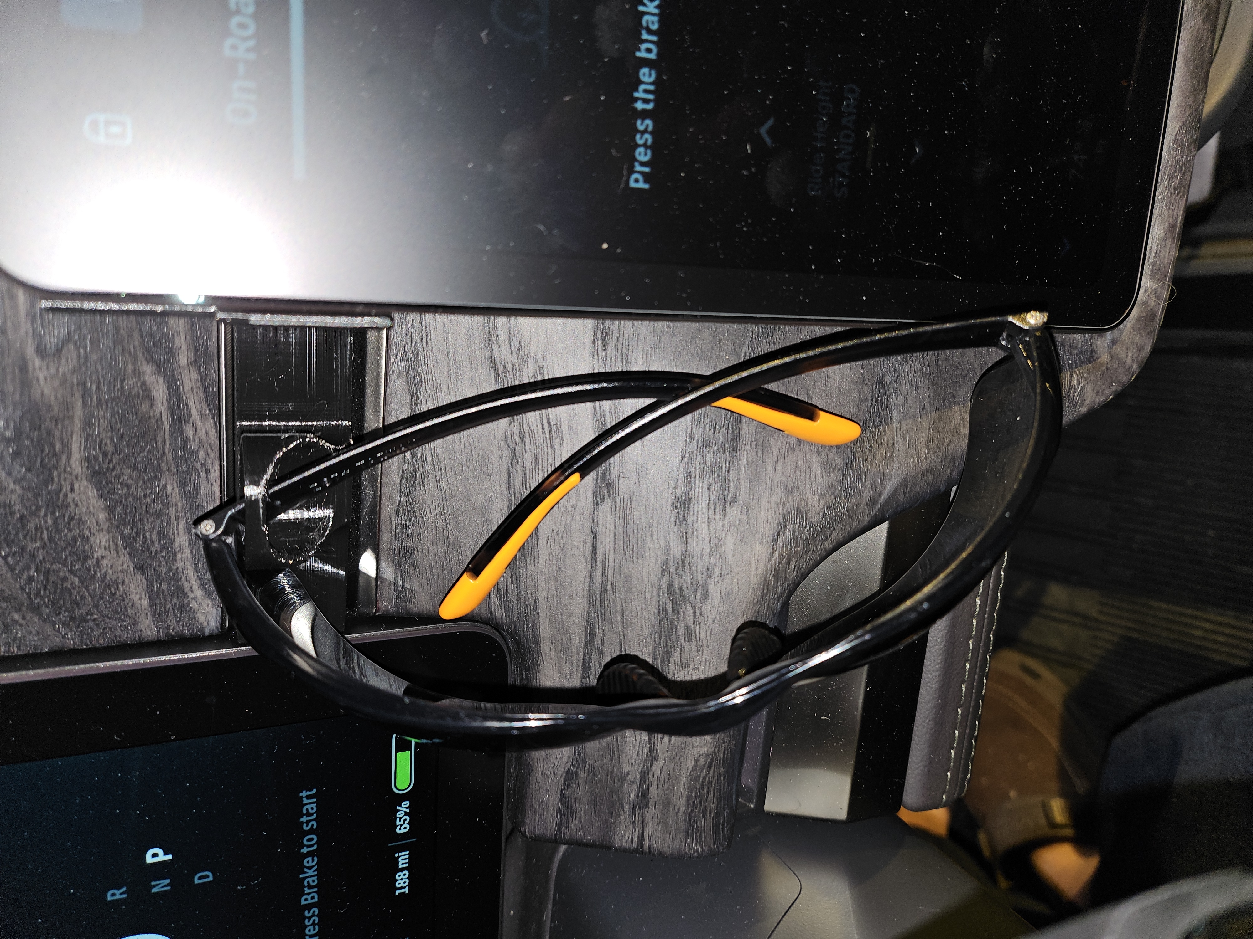 Rivian R1T & R1S Sunglasses Shelf (Remixed OpenSourceEV Phone Mount EVO) — miniatura 6
